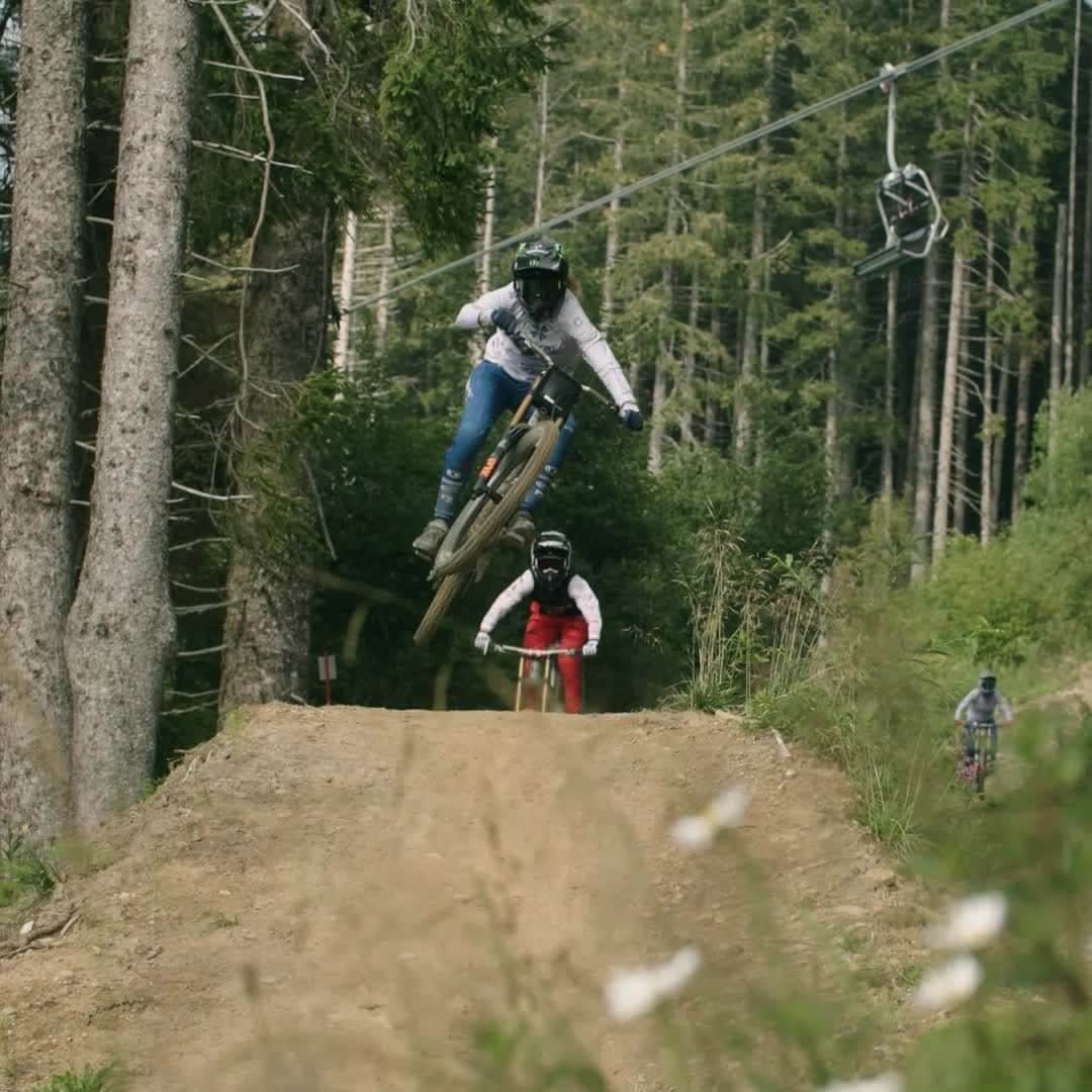 のインスタグラム：「What a year it has been for @cam.bal! The Swiss star started the season in the rainbow stripes and immediately backed up that World Champs win with her first World Cup win at round 1 in Leogang. From here she was on the podium at every single World Cup, finishing third in the overall and third at World Championships.   This episode of Between the Races looks behind the scenes at what it takes to create this kind of consistency: a solid support system and a happy head. For Cam this means taking the time to be at home, have a good routine and refresh mind and body. Between Maribor and Val di Sole, we follow along with Cam and her partner, @emi_fatima, to see just what that looks like (clue: bikeparks, swimming pools and table tennis!). Watch full episode via link in bio. #ShimanoMTB #MakeYourMark #InBetweenTheRaces」