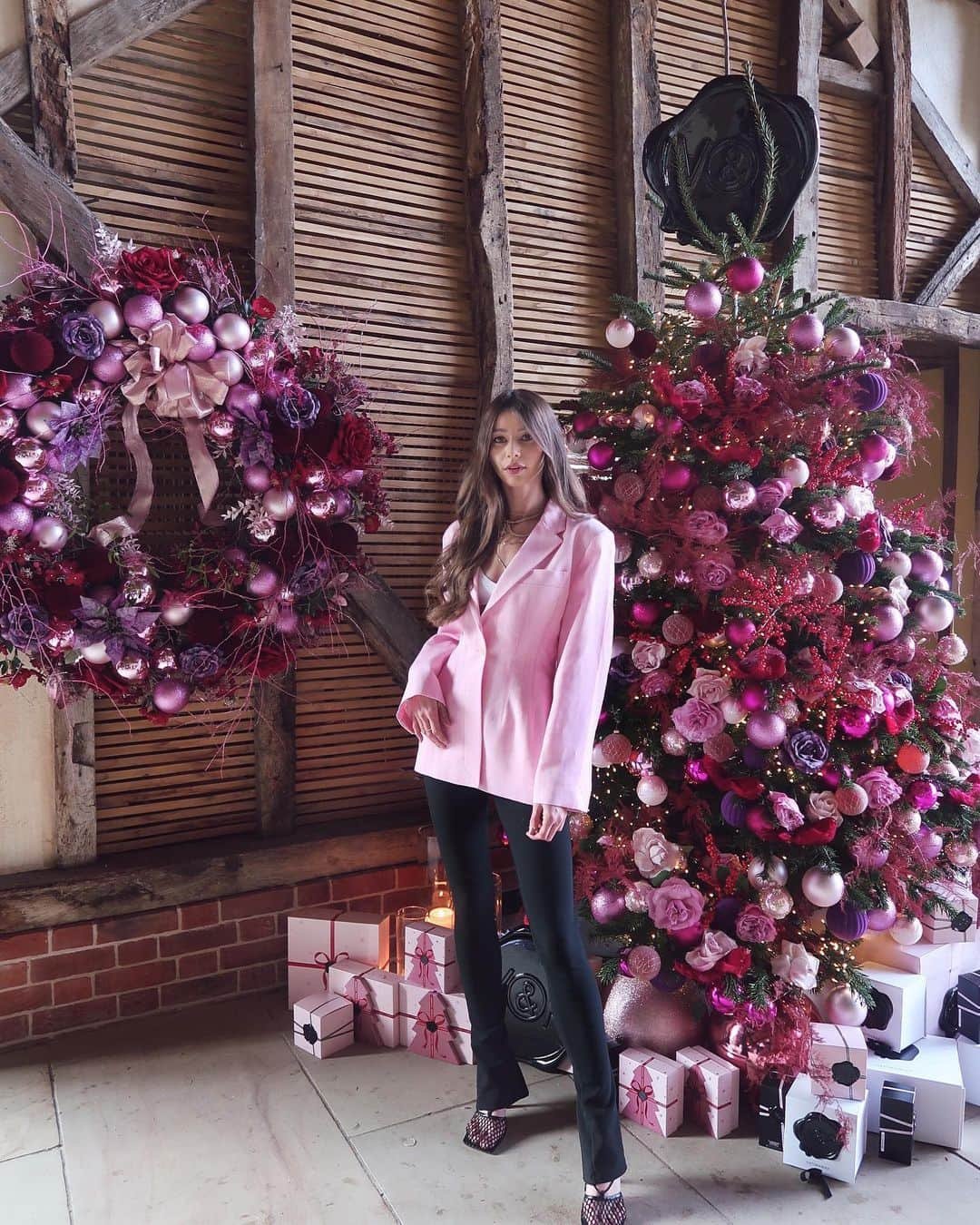 エレノア・カルダーのインスタグラム：「A night in the country with @viktorandrolf_fragrances 🌺🌸 (ft a Viktor & Rolf couture fashion moment)💗.. I’ve loved and worn flowerbomb since I was a teenager, so this was heaven for me! 💕 #pressevent」