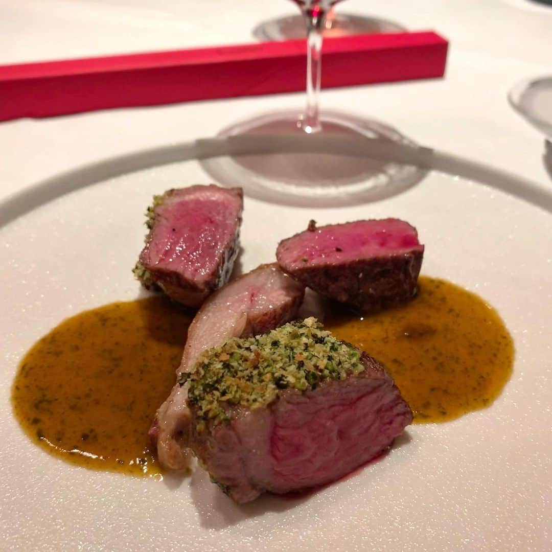吉川ちかさんのインスタグラム写真 - (吉川ちかInstagram)「元麻布にあるフレンチ エクアトゥールさんへ🥺💓 すっごい予約取れないお店なのに 行けて嬉しいぃぃ！！  そして全てが美味しすぎた ↑語彙力。 どのお料理も上質で… 頬っぺた落ちるかと思った🤤💓 ペアリングのワインも 美味しくて素敵でした🍷  そして…まさかの バースデープレートまで…😭 ありがとうぅぅ😭💓  #エクアトゥール#フレンチ#イノベーティブフュージョン#元麻布グルメ#予約困難店#ご馳走様でした」12月3日 2時24分 - yoshikawachika_1116