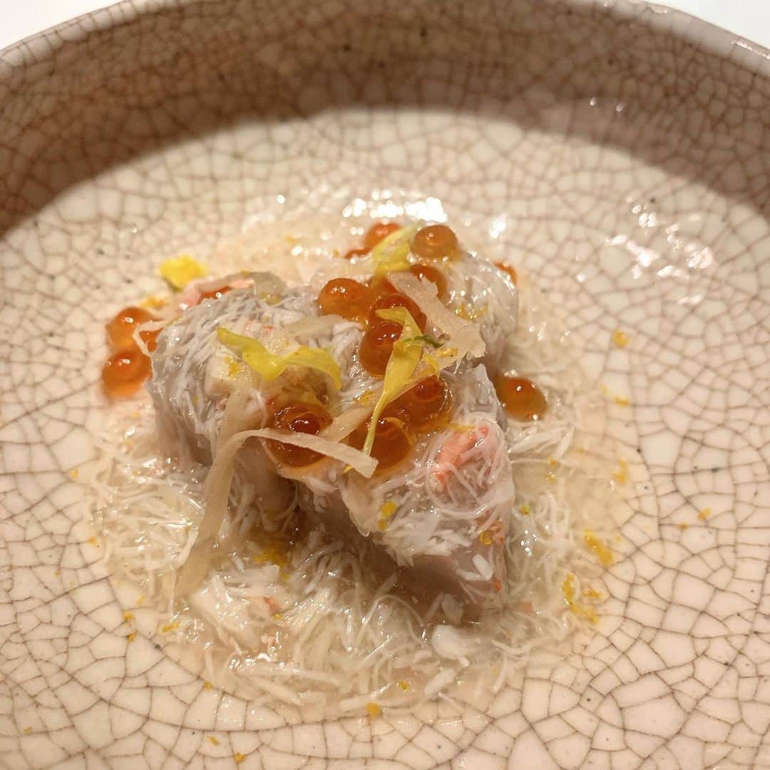 吉川ちかさんのインスタグラム写真 - (吉川ちかInstagram)「元麻布にあるフレンチ エクアトゥールさんへ🥺💓 すっごい予約取れないお店なのに 行けて嬉しいぃぃ！！  そして全てが美味しすぎた ↑語彙力。 どのお料理も上質で… 頬っぺた落ちるかと思った🤤💓 ペアリングのワインも 美味しくて素敵でした🍷  そして…まさかの バースデープレートまで…😭 ありがとうぅぅ😭💓  #エクアトゥール#フレンチ#イノベーティブフュージョン#元麻布グルメ#予約困難店#ご馳走様でした」12月3日 2時24分 - yoshikawachika_1116