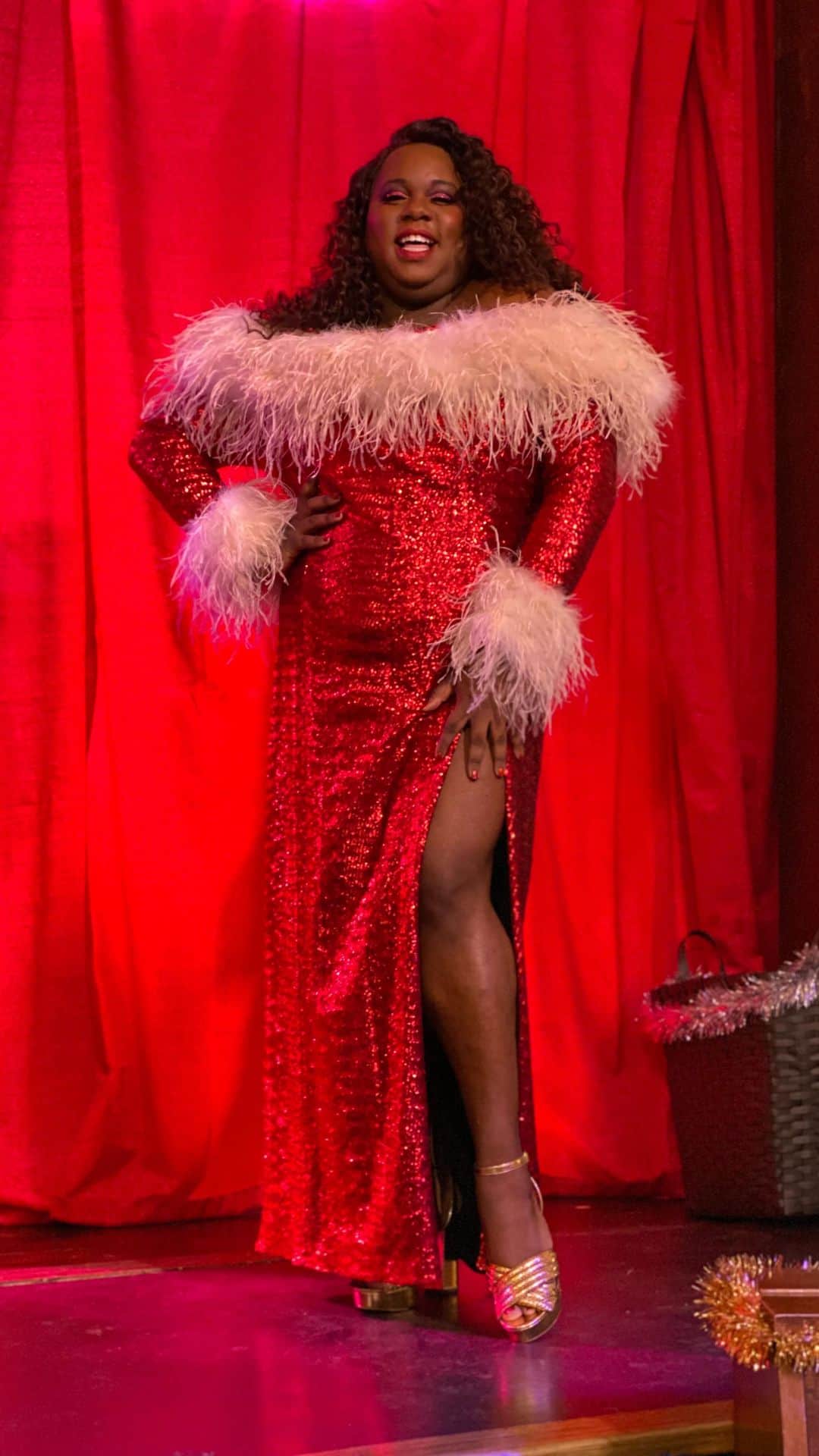 アレックス・ニューウェルのインスタグラム：「It was giving stunning until…… make sure you watch Zoey’s Extraordinary Christmas on @therokuchannel @zoeysplaylist I only scrapped my knee!! 😅🤣😂」