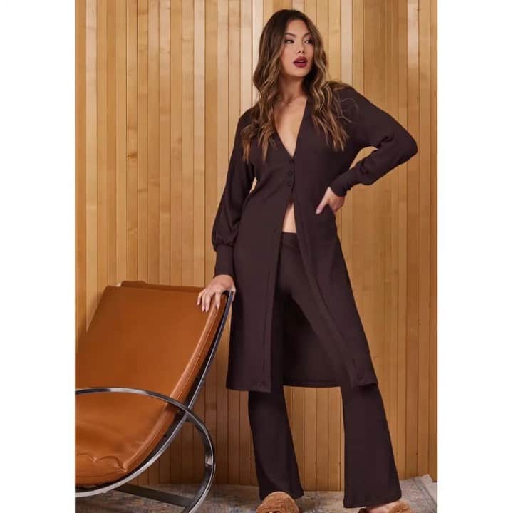 のインスタグラム：「Turning our attention to a color that Vogue is calling the season’s best neutral: tones of brown 🤎 Known as the color most in tune with Earth, it signifies structure and quality; 2 things you’ll be sure to experience when wearing any of our chocolatey inspired styles ✨ An added benefit of brown is that you can mix and match any variation of the color - our soft brown “Twig” Nadia Crop Turtleneck will look amazing with the deeper hued “Java” Riverside Flare Pants.」