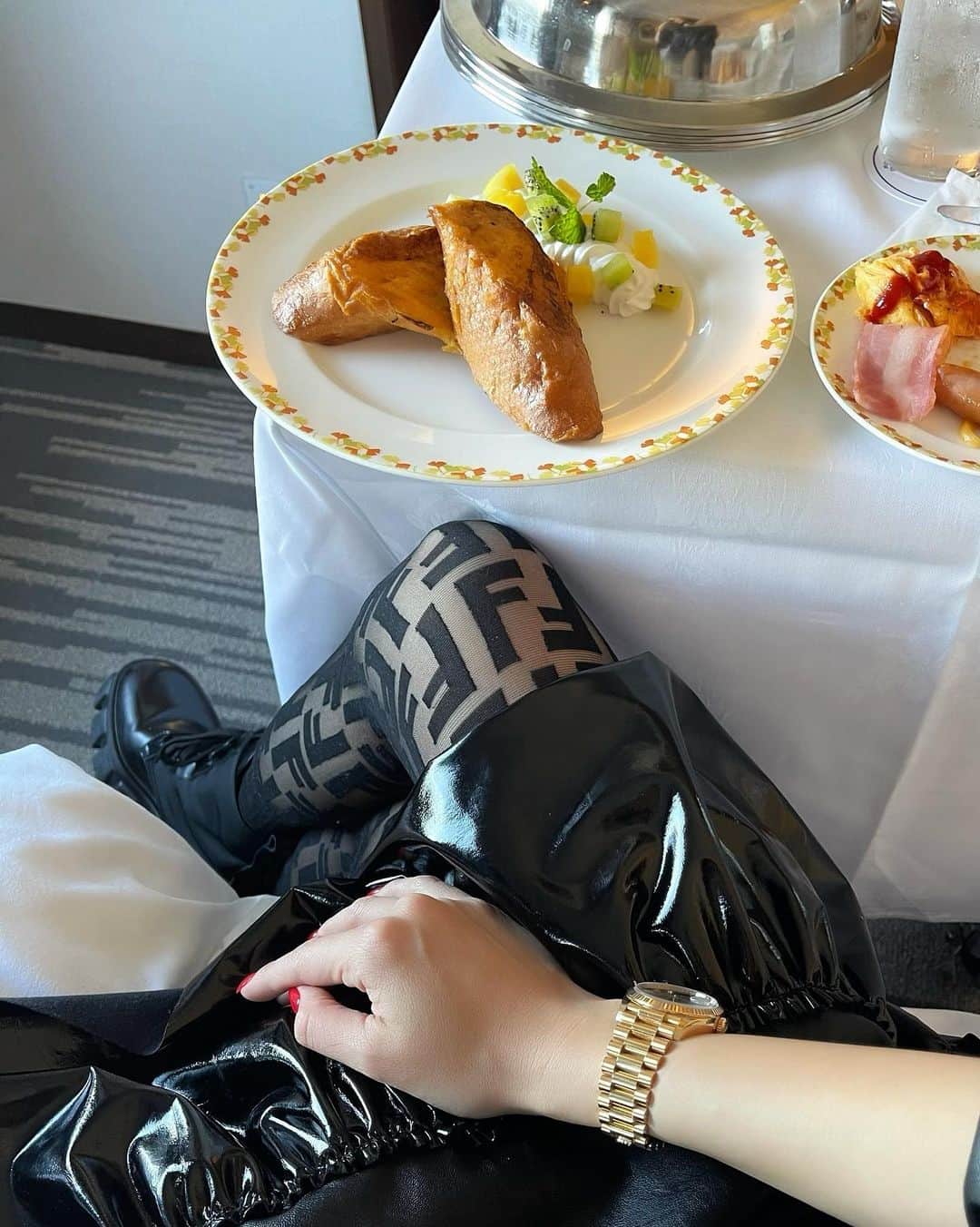 島袋聖南さんのインスタグラム写真 - (島袋聖南Instagram)「おはよー！ 今朝は大阪でお仕事🧡 もりもり食べて頑張ります☺️🔥 朝のむくみマックスww」12月3日 9時01分 - seina4444