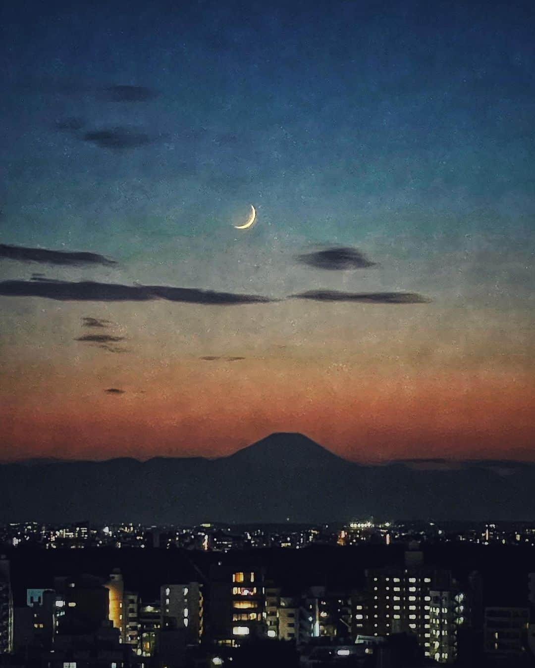 香取慎吾さんのインスタグラム写真 - (香取慎吾Instagram)「月と富士山と国立競技場がとっても綺麗に見えるホテルでの撮影でした。  #2022CHIZUCALENDAR カレンダーの販売期間は 12月5日まで」12月3日 4時36分 - katorishingo_official
