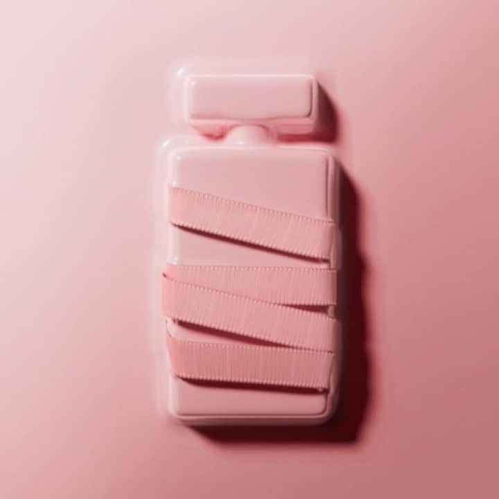 ナルシソロドリゲスのインスタグラム：「Introducing the new for her limited edition. The iconic eau de toilette is reimagined for the holidays, dipped in matte pink lacquer…  #holidaysinpink #forher #narcisorodriguezparfums #parfum #fragrance」