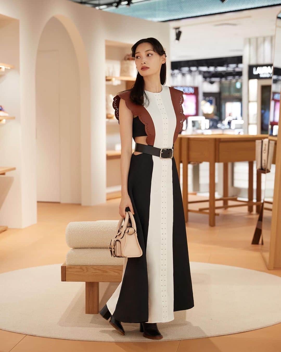 大政絢のインスタグラム：「新クリエイティブ・ディレクターのガブリエラ・ハーストによる、 Chloeのスプリングコレクション 🤍  ナチュラルな雰囲気に包まれ気持ちもゆったり🌿 新宿伊勢丹で、12/7までPOP UP開催中です☺️  @chloe  #Chloe」