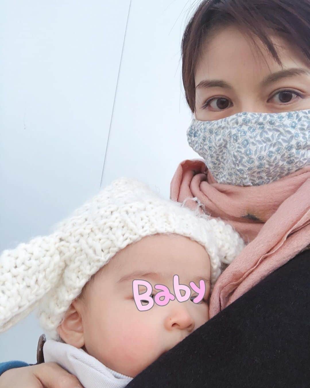 のインスタグラム：「近くのコミュニティセンターへ。 月一で再開した赤ちゃん相談。  体重や身長測ったり、保健師さんにも色々お話し聞けました！  大人と話す時間大事♡ たわいない話をしたり、ワイワイ赤ちゃんと遊ぶ時間が癒し時間になりました。  離乳食のスプーンを口にツンツンして、嫌がらなければ離乳食スタートしても良いらしい。  そろそろ始めるかな。 始めると終われない、作るからには食べて欲しいー。 まずは冷凍保存容器買わなやね。  #コミュニティセンター  #赤ちゃん相談室  #赤ちゃんのいる生活  #5ヶ月ベビー   #離乳食   #中野美奈子」