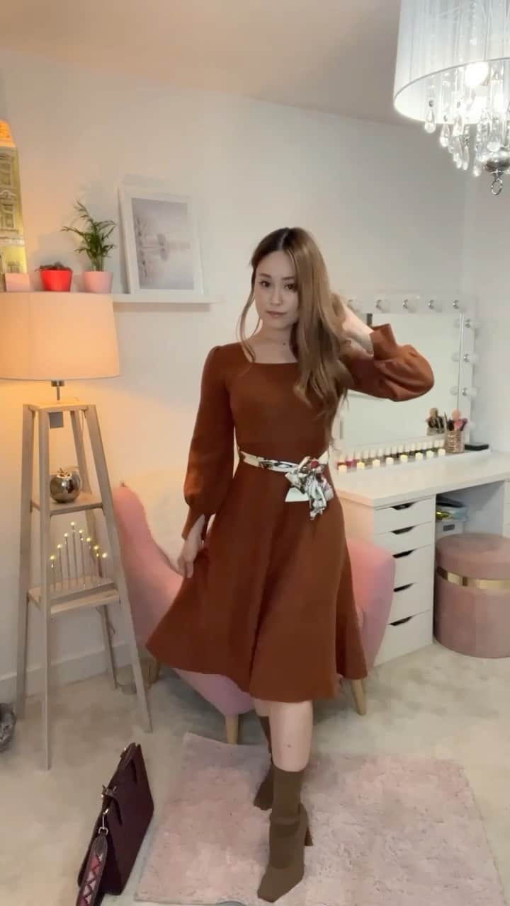 のインスタグラム：「Autumn 🍁/ Winter❄️ Outfit❤️ 2枚のドレスをコーデしてみました！ ジャケットやコートも重ね着出来る @jecheris_official のドレス💎  シルク入りでサラサラした手触りだけど、生地はあたたかい🧡 シンプルに見えるドレスだけど、女性の綺麗なラインを出せるようにとことんこだわって作りました！  お買い物に👜お友達とカフェに🍰デートに💟素敵なディナーのレストランに💎 様々なシーンで着れるドレスです♪  ※ジュシェリのアカウントで長いバージョンの動画出しています😍 @jecheris_official   ※11月19日発売 8,000 円（税込） 素材 : 綿53% ナイロン42% シルク5% . . . #ootd #browndress #bluedress #autumnoutfits #winteroutfit #秋服コーデ #冬服コーデ #今日のコーデ」
