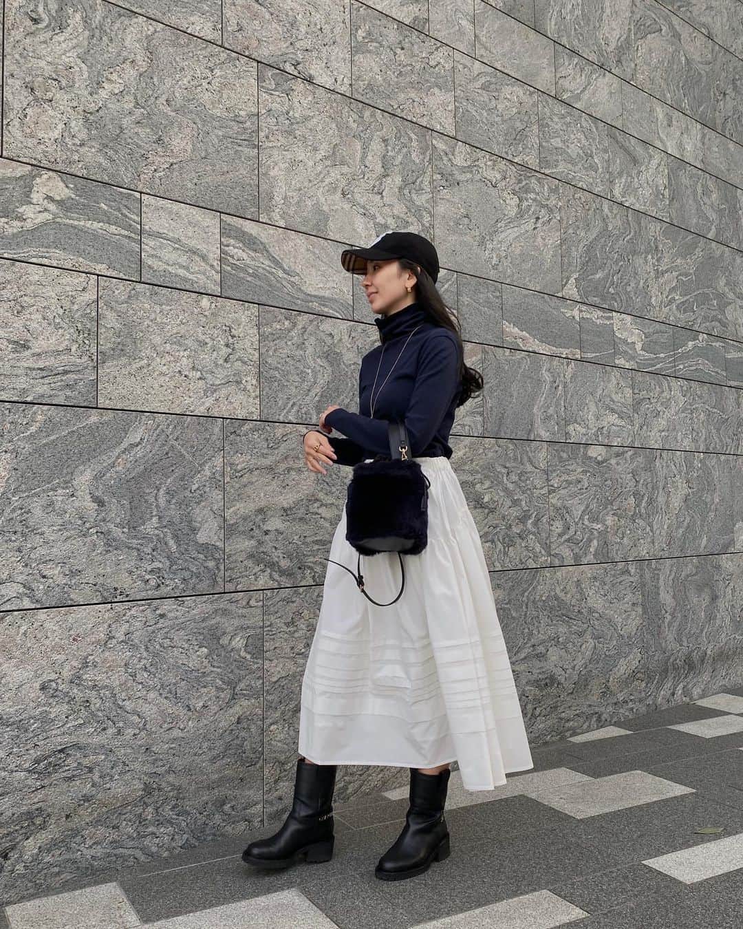 鈴木詩織のインスタグラム：「かわいらしいスカートを少しアスフローぽく着てみた日🤍💙  着心地良すぎてこの日もポワンココットシリーズの @petitbateau_jp のタートルネック着てしまった🥺  グレーもあるみたいで欲しすぎる♡  #shiorin_styling#プチバトー#プチバトータートル#タートルネック#Sponsored#petitbateau」