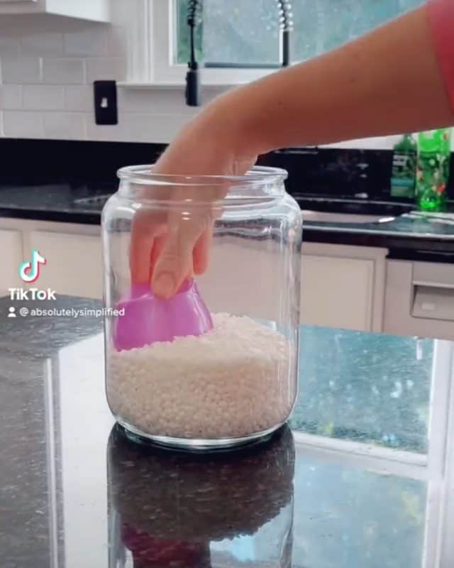 Insta Outfit Storeのインスタグラム：「OBSESSED😍😍  @absolutelysimplified  #asmr #refill #topoff #refills #kitchen #laundry #organizedhome #organize #momlife #decant #organizing #humpday #humpdaymotivation」