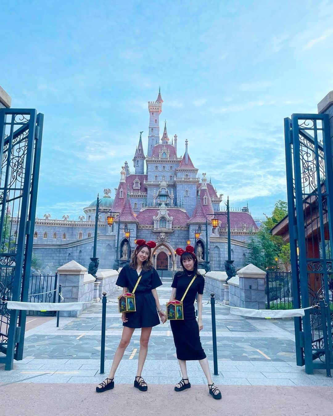 清水佐紀のインスタグラム：「#過去pic   ミッキー&ミニーのお誕生日だったから パークの写真あげちゃおっかな。  うちらだけしか写ってないいい写真。 #tokyodisneyland  #🌹  そして顔見合わせたら笑っちゃうやつ♡」