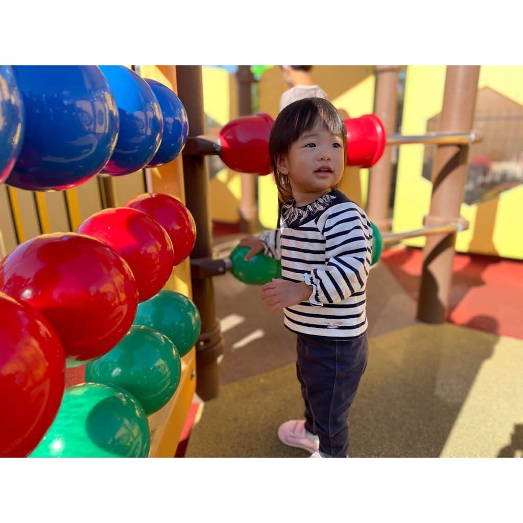 山田真以さんのインスタグラム写真 - (山田真以Instagram)「いつかの#鈴鹿サーキット 🏎🎡✨ 久しぶりに行ったら小さい子が乗れる乗り物がたくさんあるし、待ち時間も遊べるエリアがあるし、地元に住んでいたら年パス欲しい🥺💕と思うほど楽しめる場所でした♡  GTやフォーミュラ、F1のお仕事をさせてもらったのが懐かしい☺️🏎 いつか娘と一緒にモータースポーツ観戦も行きたいなぁ🥰 #中学高校のマラソン大会は鈴鹿サーキットの国際レーシングコースでした🏎 #レーシングコースを走れるなんてすごい経験だけれど走るには勾配があるしめちゃくちゃしんどい #あのマラソン大会は苦行だった😂 #f1や8耐の時期は街中がお祭りのような雰囲気で好きだったな #中学高校のスクールバスが大渋滞で始業に間に合わないからその時期のスクールバスは遅刻できるから好きだった #そんな学生時代の思い出🎀 #三重県#遊園地#子連れ#女の子ママ#1y6m」11月18日 15時16分 - maaai.yamada