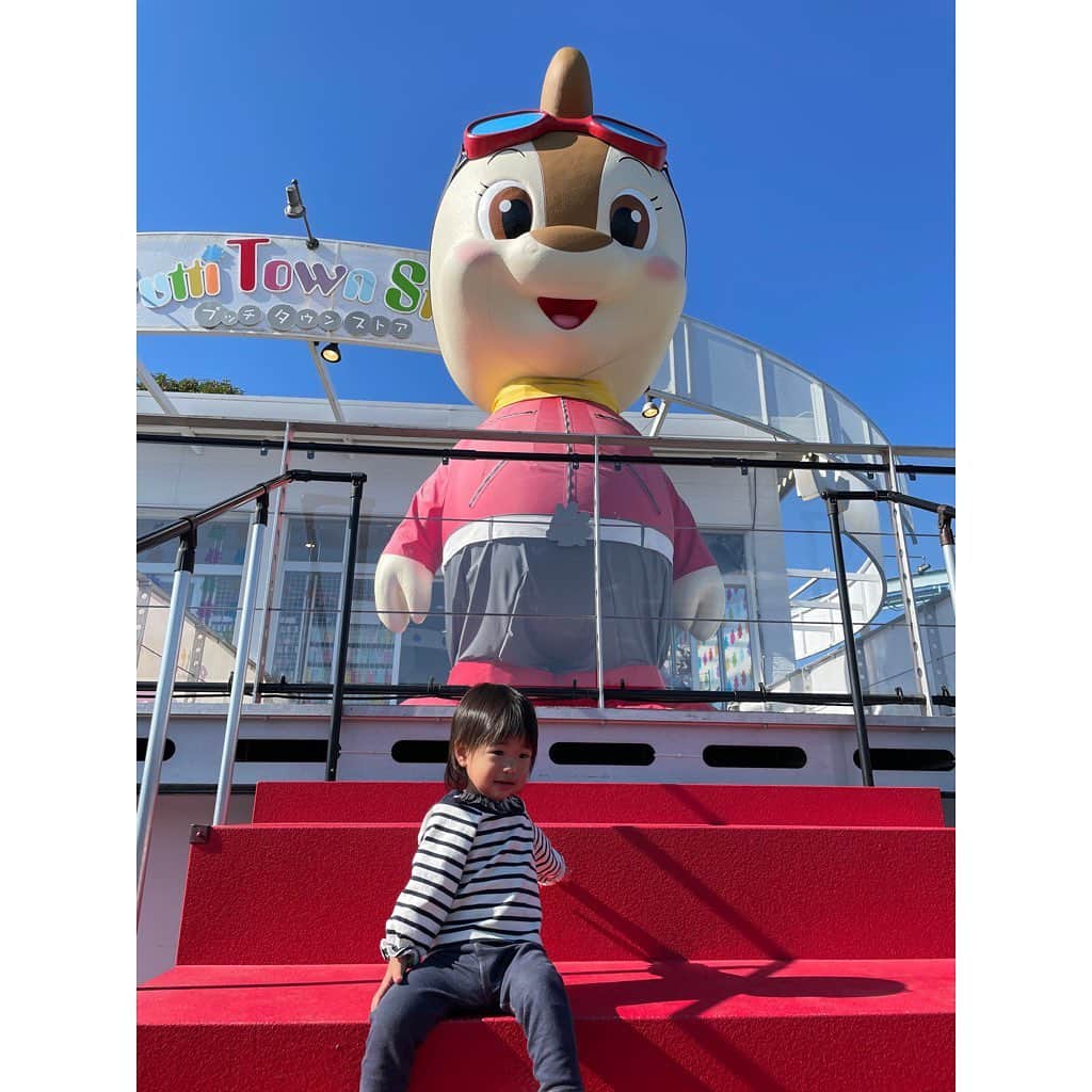 山田真以さんのインスタグラム写真 - (山田真以Instagram)「いつかの#鈴鹿サーキット 🏎🎡✨ 久しぶりに行ったら小さい子が乗れる乗り物がたくさんあるし、待ち時間も遊べるエリアがあるし、地元に住んでいたら年パス欲しい🥺💕と思うほど楽しめる場所でした♡  GTやフォーミュラ、F1のお仕事をさせてもらったのが懐かしい☺️🏎 いつか娘と一緒にモータースポーツ観戦も行きたいなぁ🥰 #中学高校のマラソン大会は鈴鹿サーキットの国際レーシングコースでした🏎 #レーシングコースを走れるなんてすごい経験だけれど走るには勾配があるしめちゃくちゃしんどい #あのマラソン大会は苦行だった😂 #f1や8耐の時期は街中がお祭りのような雰囲気で好きだったな #中学高校のスクールバスが大渋滞で始業に間に合わないからその時期のスクールバスは遅刻できるから好きだった #そんな学生時代の思い出🎀 #三重県#遊園地#子連れ#女の子ママ#1y6m」11月18日 15時16分 - maaai.yamada
