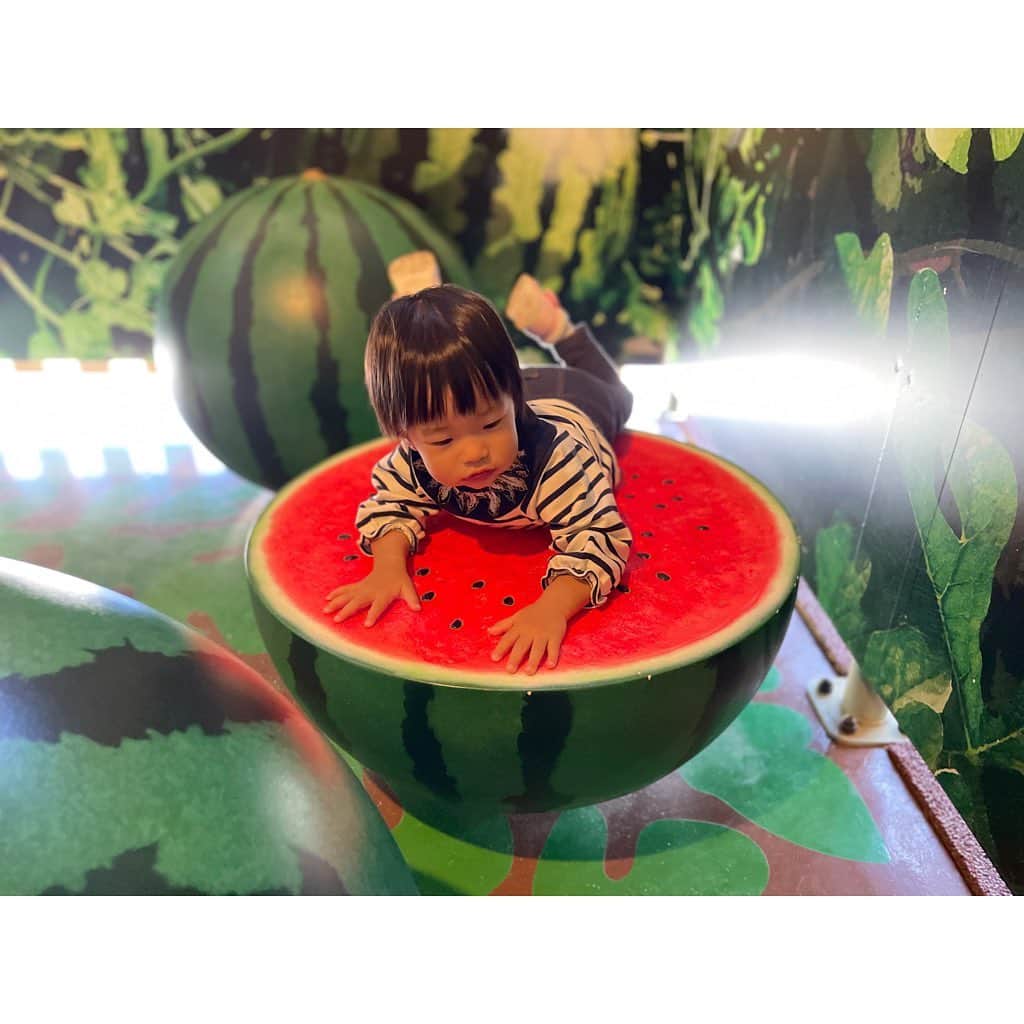 山田真以さんのインスタグラム写真 - (山田真以Instagram)「いつかの#鈴鹿サーキット 🏎🎡✨ 久しぶりに行ったら小さい子が乗れる乗り物がたくさんあるし、待ち時間も遊べるエリアがあるし、地元に住んでいたら年パス欲しい🥺💕と思うほど楽しめる場所でした♡  GTやフォーミュラ、F1のお仕事をさせてもらったのが懐かしい☺️🏎 いつか娘と一緒にモータースポーツ観戦も行きたいなぁ🥰 #中学高校のマラソン大会は鈴鹿サーキットの国際レーシングコースでした🏎 #レーシングコースを走れるなんてすごい経験だけれど走るには勾配があるしめちゃくちゃしんどい #あのマラソン大会は苦行だった😂 #f1や8耐の時期は街中がお祭りのような雰囲気で好きだったな #中学高校のスクールバスが大渋滞で始業に間に合わないからその時期のスクールバスは遅刻できるから好きだった #そんな学生時代の思い出🎀 #三重県#遊園地#子連れ#女の子ママ#1y6m」11月18日 15時16分 - maaai.yamada
