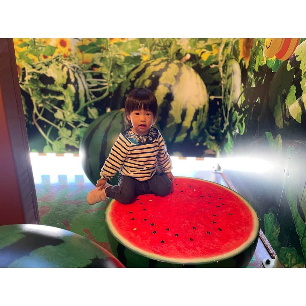山田真以さんのインスタグラム写真 - (山田真以Instagram)「いつかの#鈴鹿サーキット 🏎🎡✨ 久しぶりに行ったら小さい子が乗れる乗り物がたくさんあるし、待ち時間も遊べるエリアがあるし、地元に住んでいたら年パス欲しい🥺💕と思うほど楽しめる場所でした♡  GTやフォーミュラ、F1のお仕事をさせてもらったのが懐かしい☺️🏎 いつか娘と一緒にモータースポーツ観戦も行きたいなぁ🥰 #中学高校のマラソン大会は鈴鹿サーキットの国際レーシングコースでした🏎 #レーシングコースを走れるなんてすごい経験だけれど走るには勾配があるしめちゃくちゃしんどい #あのマラソン大会は苦行だった😂 #f1や8耐の時期は街中がお祭りのような雰囲気で好きだったな #中学高校のスクールバスが大渋滞で始業に間に合わないからその時期のスクールバスは遅刻できるから好きだった #そんな学生時代の思い出🎀 #三重県#遊園地#子連れ#女の子ママ#1y6m」11月18日 15時16分 - maaai.yamada