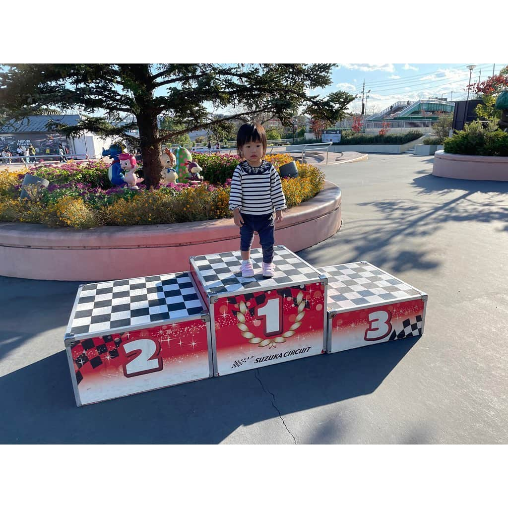 山田真以のインスタグラム：「いつかの#鈴鹿サーキット 🏎🎡✨ 久しぶりに行ったら小さい子が乗れる乗り物がたくさんあるし、待ち時間も遊べるエリアがあるし、地元に住んでいたら年パス欲しい🥺💕と思うほど楽しめる場所でした♡  GTやフォーミュラ、F1のお仕事をさせてもらったのが懐かしい☺️🏎 いつか娘と一緒にモータースポーツ観戦も行きたいなぁ🥰 #中学高校のマラソン大会は鈴鹿サーキットの国際レーシングコースでした🏎 #レーシングコースを走れるなんてすごい経験だけれど走るには勾配があるしめちゃくちゃしんどい #あのマラソン大会は苦行だった😂 #f1や8耐の時期は街中がお祭りのような雰囲気で好きだったな #中学高校のスクールバスが大渋滞で始業に間に合わないからその時期のスクールバスは遅刻できるから好きだった #そんな学生時代の思い出🎀 #三重県#遊園地#子連れ#女の子ママ#1y6m」