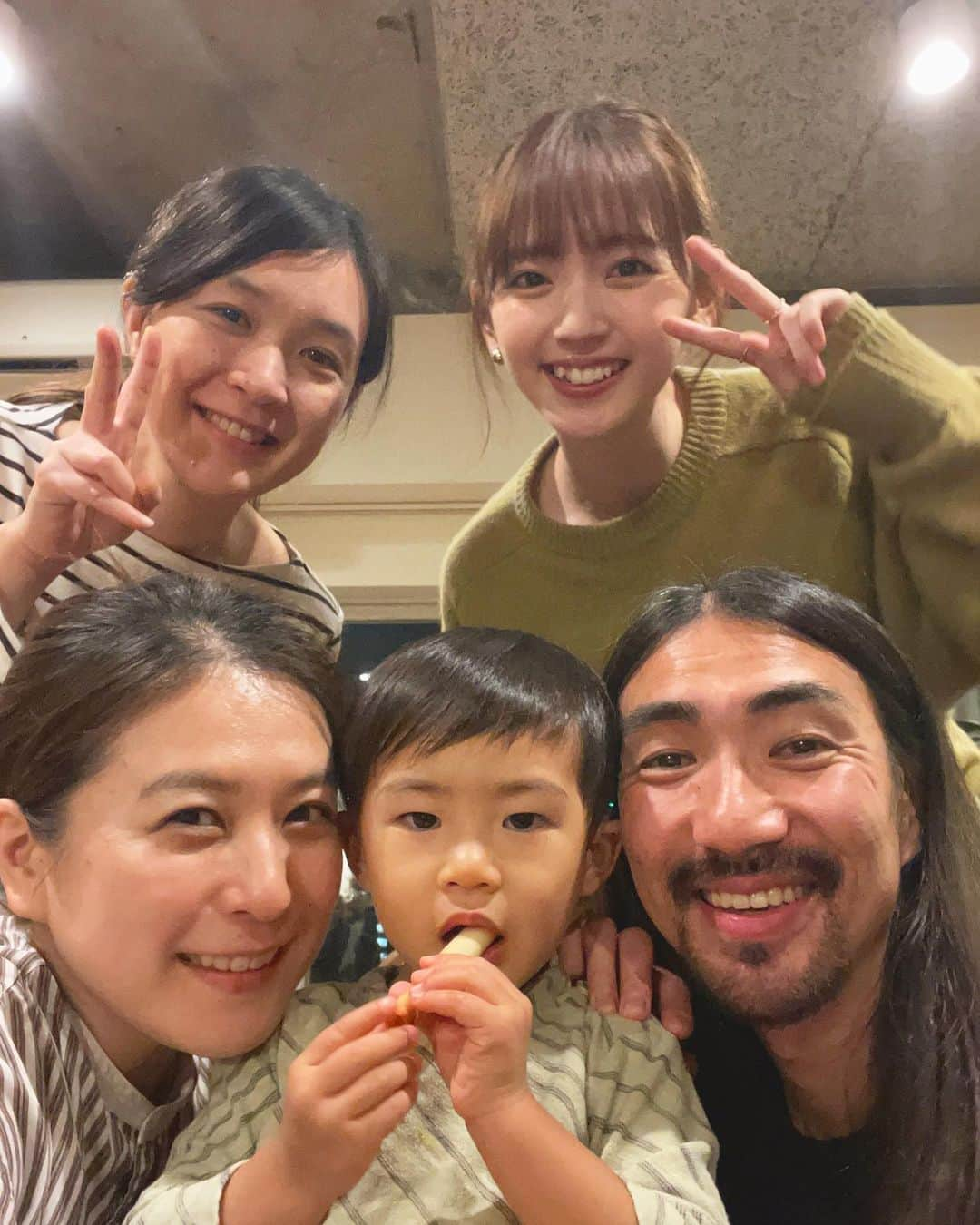 鈴木愛理さんのインスタグラム写真 - (鈴木愛理Instagram)「✴︎  先日、ずっと会いたかった方々にお会いすることができました🥺🤍  おうち時間が始まった頃 仲良しの編集さんが教えてくれた動画をきっかけに知った料理家の @shiorikaregohan さん✨  SHIORIさんの作るお料理は、食材に対する愛と食べてくれる人に対する愛、そして料理が楽しくなる魔法で溢れていて、とってもあたたかくて幸せな味がするんだ😊🤍  今では料理教室にも入っているほど、私の食生活に対するキラキラを作ってくださってる人です😊  そして、どうしてそこまで会いたかったのかというと、SHIORIさん家族の皆様の空気感とお人柄が魅力的すぎて、大好きすぎて。  私の母もその魅力の虜で、母娘で応援しているご家族なんです💓  真っ直ぐで少し天然なところが魅力的なSHIORIさん🌼 旦那様(通称ロマチさん)の大きくてあたたかい空気と、面白いツッコミ🌱  癒し満点で笑顔が可愛すぎる息子さん、通称オレくん🌈 そして、癒しとズバッと感のGAPに初対面で魅了されたSHIORIさんの妹さんのもえさん🌷  この日は、何が食べたい？とリクエストいただいて、"ラザニア系か和食系"という謎のラザニア系という特定された要望に応えてくださって🤣  はちゃめちゃに美味しくて幸せな時間を過ごしました😌🤍  とーーっても幸せな１日でした💐  #夢が叶った〜✨ #ラザニアを誰よりも早くぺろっといった私をみて #SHIORIさんびっくりされてました #そうです私は #たくさん食べる人なんです #食事の時間が本当に幸せなんです #それなのに #美味しすぎるお料理目の前にしたら #もう止まりませんよ私は！！ #いくらでも行ける気持ちになりました🤣」11月18日 15時25分 - airisuzuki_official_uf