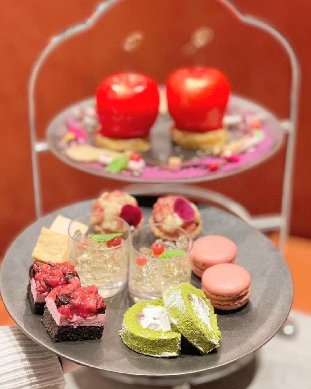 ゆうめろさんのインスタグラム写真 - (ゆうめろInstagram)「銀座三越4階にある ボンボヌール ( @bonbonheur_ginza )さんの アフターヌーンティーに行ってきたよ🍎☕️ ･ 💓MENU💓 ⁡ 上段 (セバスチャン・ブイエ スペシャル) りんご🍎をモチーフにしたスペシャルデセール。 紅玉りんごのムースとソース入り。 周りには紅茶クリームやココア風味シガー、 柚子風味のソースが添えられ、とても美しい仕上がり。 最後はりんごの液体窒素を散りばめて完成✨ ⁡･ 中段 (プティフール)  バスクチーズケーキ、無花果のミニタルト、 2種のベリーのムースケーキ、苺のマカロン、 パッションフルーツとマンゴーのリモーヴ、 白葡萄のゼリー ･ 下段 (フレンチデリ) 牛肉ロースト、クロックムッシュ、 蕪のオイル煮 紫蘇風味、野菜のピクルス ･ 上段にはセバスチャン・ブイエのスペシャルデセール✨ 最後に液体窒素のシャーベットをかけてくれて また違った良さを楽しめるお洒落なアフターヌーンティー🍎 りんごのジュレと外側のシナモンパウダーやサクレも すごく美味しかった〜〜🥰 カラーもクリスマス先取りしていて素敵だった🎅🏻🎄🎁 ･ 下段にはローストビーフ🥩もあって、 塩っぱい系も甘い系も色んな物を少しづつ楽しめるよ♬︎♡ 是非行ってみてね(*´﹃｀*) ･ プレミアムアフタヌーンティー🫖 ¥5,500 ※ドリンクお代わり自由 ･ 📍東京都中央区銀座4-6-16 銀座三越 4F (東京メトロ各線 銀座駅 A7出口直結) ･ TEL:03-6264-4773 ※プレミアムアフターヌーンティーセットは 公式サイトor一休からの予約のみ！ ･ 営業時間:10:00~20:00(LO19:30 ･ #ボンボヌール #銀座カフェ #銀座スイーツ #銀座グルメ #アフタヌーンティーセット #アフタヌーンティー巡り #アフタヌーンティー部」11月18日 15時35分 - yk.o0