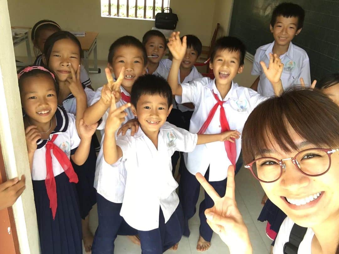 時東ぁみさんのインスタグラム写真 - (時東ぁみInstagram)「『時東ぁみアジアチャリティープロジェクト〜子どもたちに笑顔いっぱいの未来を〜』からご報告です♡ ・ ベトナム北部の5つの幼稚園と1つの小学校、計6台の大型テレビを寄贈することができました☆ チャリティーセールで靴を買ってくれたみなさん、リユースチャリティーに送ってくれたみなさん、チャリティー写真展に参加してくれたみなさん本当にありがとうございました！！！ ・ TVがあることも当たり前ではありません。 引き続き色んな形で寄付をしていきたいと思っていますので、ご協力よろしくお願いします🙇🏻‍♀️ ・ #時東ぁみ #時東ぁみアジアチャリティープロジェクト #チャリティー #charity #寄付 #寄贈 #ベトナム #vietnam #🇻🇳 #幼稚園 #小学校 #テレビ #tv #楽しくチャリティー #Facebook #シェア希望 #いいね希望 #1円も無駄にしません #チャリティーセール #リユースチャリティー #チャリティー写真展 #ご協力ありがとうございました」11月18日 15時48分 - amitokito