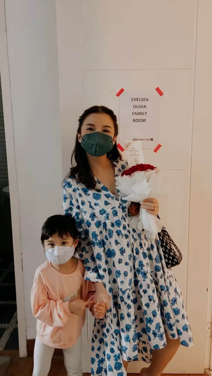 チェルシー・オリビアのインスタグラム：「Ketika abis shooting client spoil dengan kasi bunga dan sweet gift❤️❤️ awwww so sweet @makuku.indonesia.official Thank you so much」