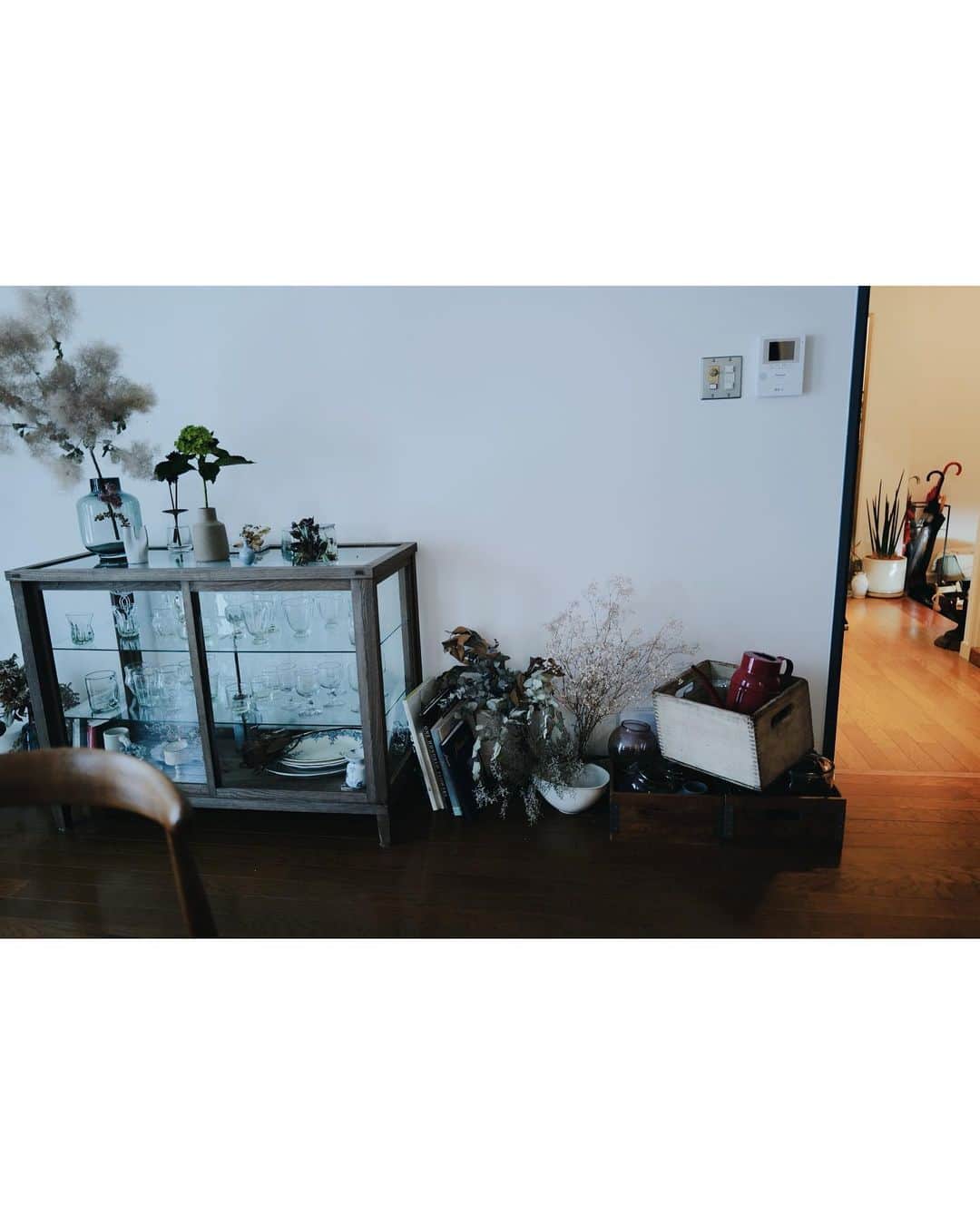 高山都さんのインスタグラム写真 - (高山都Instagram)「いってきます！ 2021年11月18日の我が家のそのまま。 新しいカメラのおかげで日常の普通を切り取るのも楽しくなった。 #leicaq2」11月18日 16時02分 - miyare38