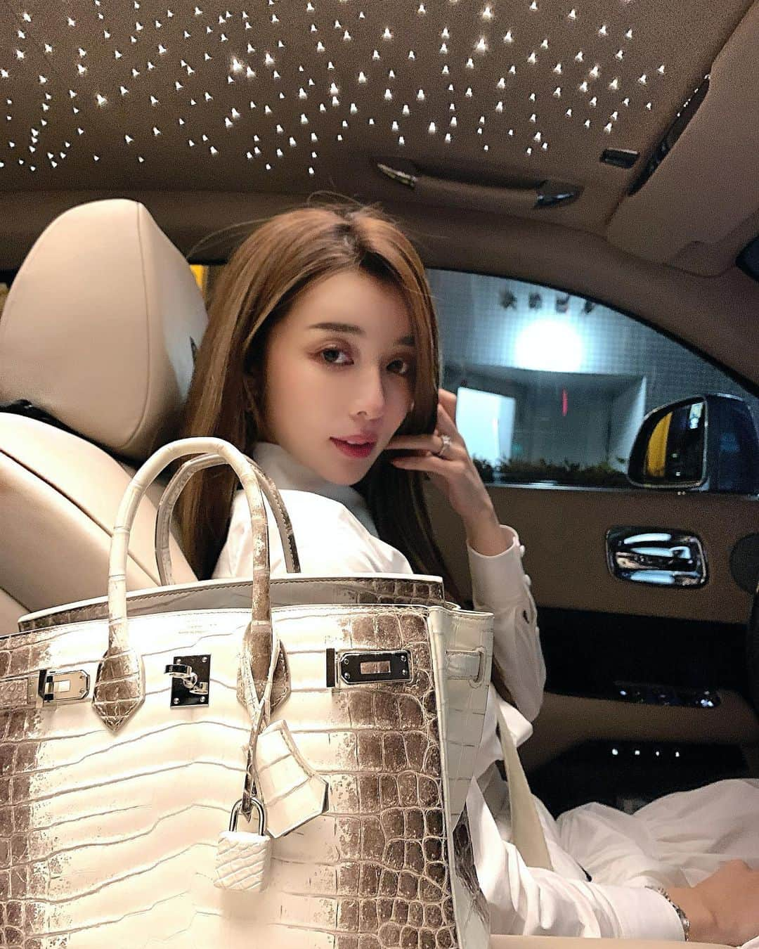 濱野りれさんのインスタグラム写真 - (濱野りれInstagram)「White fashon🤍 @hermes  This bag is special for me, but it's waste to decorate in my room. My adorable little Himalaya🕊🤍  今日はホワイトコーデ🤍 久しぶりにヒマラヤちゃん出動させた😍 飾っても可愛いいけど持ってるほうがやっぱり可愛いね💕  #himalayabirkin #himalayanbirkin #hermeshimalayan #hermeshimalaya #himalayancrocodile #crocodilebirkin #birkin25 #hermes #rollsroyce #rollsroycewraith #luxury #luxurycars #luxurylife #ヒマラヤバーキン #ヒマラヤクロコ #エルメス #ロールスロイス #ロールスロイスレイス」11月18日 16時03分 - riregram