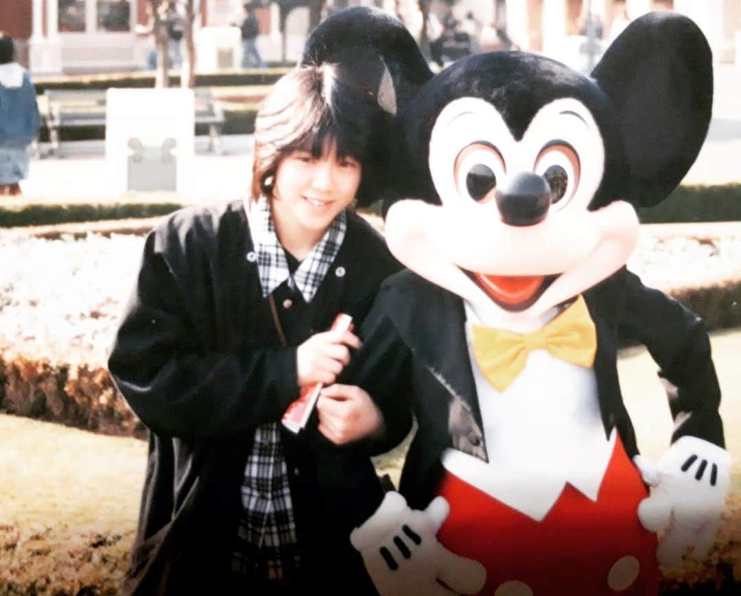 井上貴子のインスタグラム：「ハッピーバースデー🎂🎂🎂 ❤︎ミッキーマウス❤︎  この写真は オーディション受かってから 寮に入る間に撮った写真？？？  高校3年くらいじゃないかな？？  子供の時から ミッキーマウスが側にあって  ずーっと今もだいすきです  Happyで^ ^  プロフィール画面に記載のURLより 通販サイト「神取屋」に飛べます^ ^  コロナ禍に携わる全てのお仕事の皆様 心から感謝しています 引き続き油断せずお気をつけてお過ごし下さいませ  #井上貴子  #LLPWX #女子プロレス #トイプードル #ミッキーマウス #ミッキーバースデー #https://youtu.be/w_8_LE5KVYk #cacatocacat #貴子ちゃんちゅーぶ #YouTubeはじめました #チャンネル登録お願い致します #LLPWX通販サイト神取屋 #感謝 #STOPCOVID19」