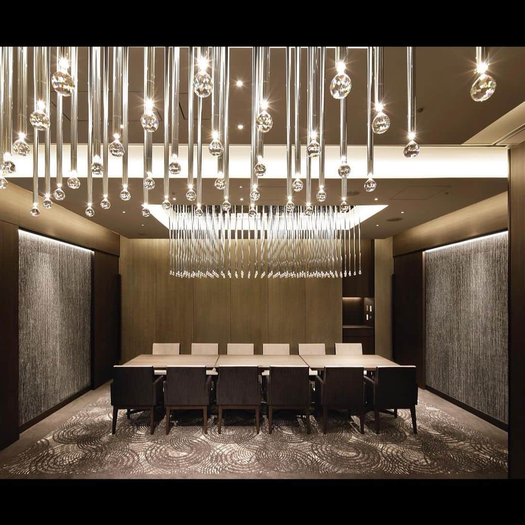 Wajueさんのインスタグラム写真 - (WajueInstagram)「Hilton Osaka interior design hashimoto yukio design studio photo : Nacasa & Partners Inc.  #hashimotoyukiodesignstudio #hilton #hiltonosaka #hiltonhotel #wajue #和紙  #hoteldesign #abstractart #washi #japanesewallpaper #textures #luxuryhomes #surfacedesign #ecomaterials #interiordesign #interior #design #interiordesigner #interior_design #interiorart #interiorstyle #lighting #ecopaper #materials #handmade #luxurylifestyle #luxurydesign #designideas #deco」11月18日 16時34分 - washi_worx