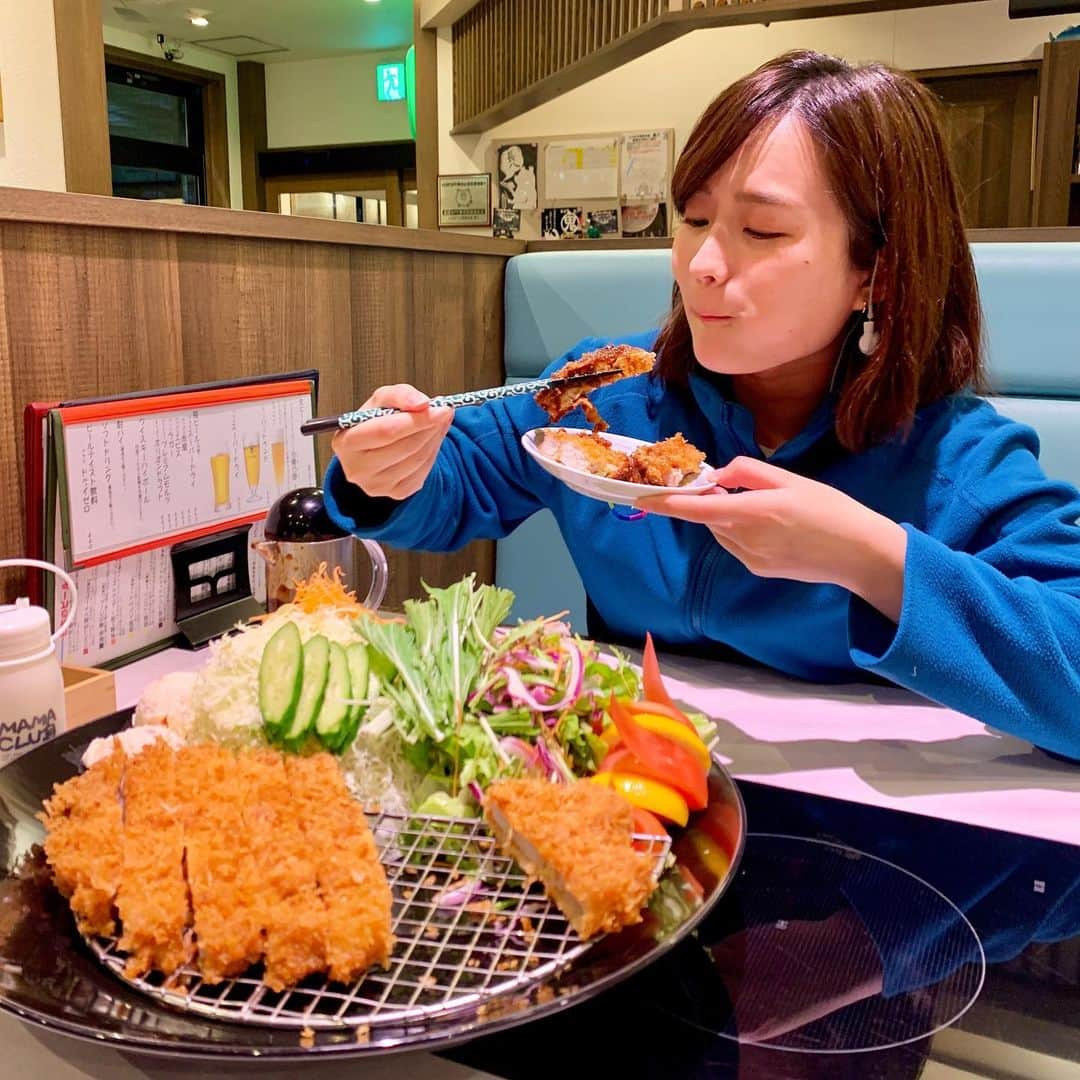 のインスタグラム：「#朝5時の美味TIME 特大ロースとんかつを食す3コマ→→→  横浜・日ノ出町駅近く、24時間営業の和食店 とんかつと和食の店　長八さんの 1枚で4人前のロースとんかつ！！ 家族連れなどに人気で、お子さんに喜んでもらえるようつくったメニューだそうです✨ 自家製ソースとサクサクの衣、相性◎ 厚みのある豚肉は旨味たっぷり！脂の優しい甘さ！ ボリューム！！ 中継のあと皆で美味しくいただきました😋 (すみっコぐらしのとんかつを思い浮かべながら食べました！気になる方はキャラ設定を調べてみてください)  #thetime_tbs  #tbs #とんかつと和食の店長八  #特大ロースとんかつ  #とんかつ #24時間営業  #グルメ  #野毛  #tbs #tbsアナウンサー  #篠原梨菜」