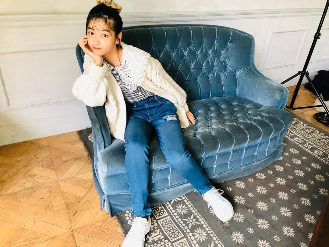 ニコ☆プチのインスタグラム：「🦋  かわいいめりいとかわいいソファ💭👧🏻🛋  #滝口芽里衣」