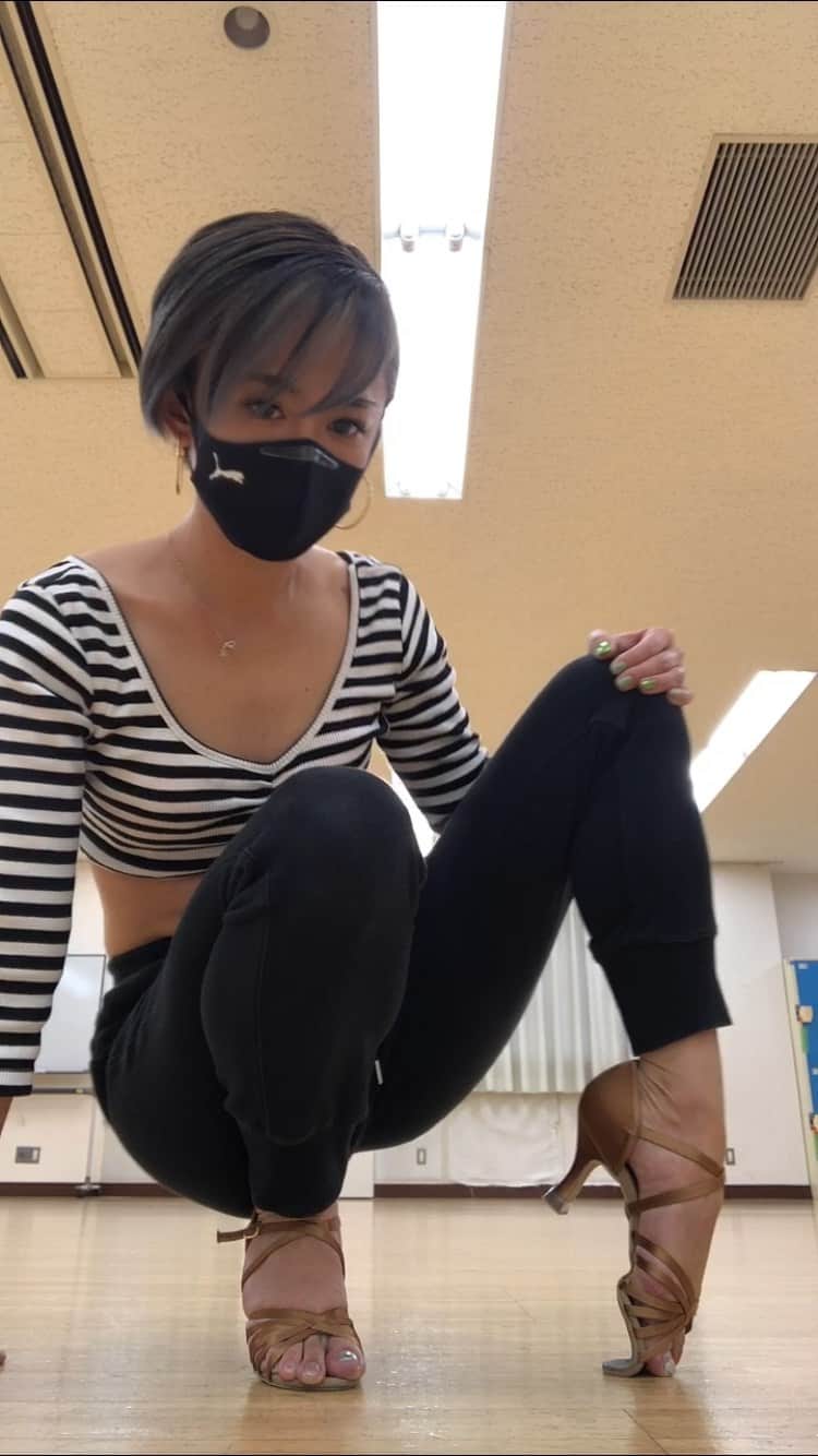 のインスタグラム：「早くこのヒールチャンと仲良くなりたい修行僧🧕🏼  まだおNEWだから分かり合えてないのね私達🥺💔🥺  頑なに固い🥲⚡🥲  これからよろしくお願いします☆  #dancer  #latindancer  #修行僧  #あっぱ麗花  #38歳の冬に思ふ」