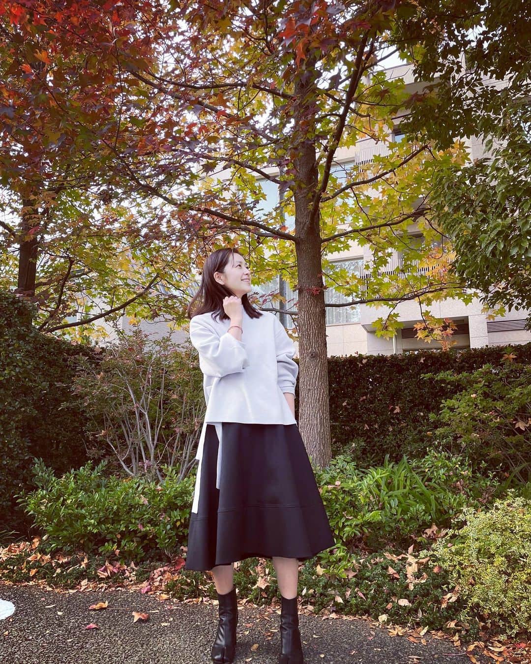 笛木優子のインスタグラム：「紅葉🍁がきれいですね〜  夕方、空もきれいでした🍂  今日も1日おつかれさまでした🪦笑」