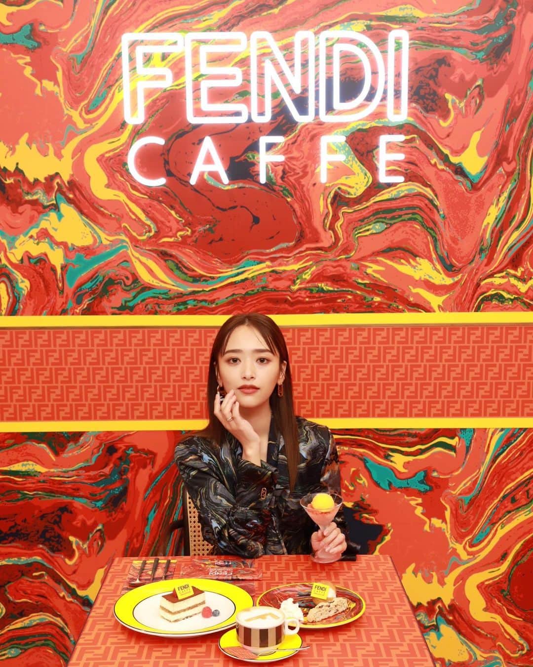 近藤千尋のインスタグラム：「#fendicafe に今年もお邪魔しました❤️ #anniversairecafe にて。。。☕️✨ 撮影してもらいました📸❤️  特別な気分になれる場所で ほんとに全てが素敵だったなぁ☺️☺️ ガチャガチャがあったり、 ARコンテンツがあったり。。 期間は11月19日から1月10日までです💕  全身 @fendi ❤️❤️  #FendiHoliday #FendiGifts #fendi @fendi」