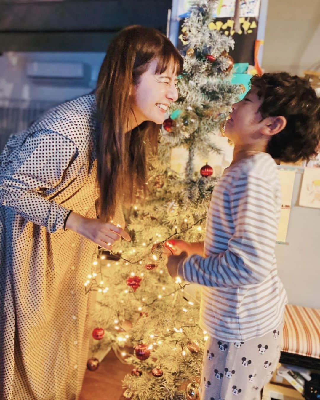 スザンヌさんのインスタグラム写真 - (スザンヌInstagram)「今年は憧れていた雪景色ツリー☃️🎄 スノーツリーって🎄言うのかな♡  ニトリさんから頂きました🙏 （今年は買い替えたくていろいろ見てたからほんとに嬉しい♡） さっそく設置🏠しました。  子どもたちもこのツリー点灯式を毎年楽しみにしてくれてて、 箱から出すとこから、飾りつけまで全部一緒に♡♡♡ 成長したなぁ〜昔は遊びに夢中で途中から飽きてたな。笑  ここは？反対側は？とか話し合って相談して飾りつけのバランス考えたり、コーディネート無限大🎄たのしぃ💚  簡単に組み立てられるのがなにより嬉しいし、 オーナメントも可愛くって個性的で 素敵すぎる♡ こっそりフクロウ🦉🦉たまらん🤍 （オーナメントや小物系は売り切れてしまうこともあるので早めに購入したほうがいいみたい♡📝）  最初に大枝をしっかり広げて、次に小枝をちょうどよく伸ばすのが我が家のポイント♡ あとは自由に好きな場所にオーナメントをオン♡ 丸太🪵の足かくしで重心を下に見えるようにすると全体のバランスがいい気がします🎄  来るクリスマスシーズン！！ お家にツリーがあるだけで気分があがるしワクワクしちゃうね❤️ 息子の🎅さんへのお願い、今年はなんだろなぁ♡♡♡  #PR#ニトリのクリスマス#ニトリのクリスマスツリー#クリスマス準備#クリスマスインテリア#クリスマスツリー飾り付け#クリスマス装飾#クリスマスグッズ #クリスマスフォト#クリスマス #クリスマスツリー#おうちクリスマス」11月18日 18時03分 - suzanneeee1028