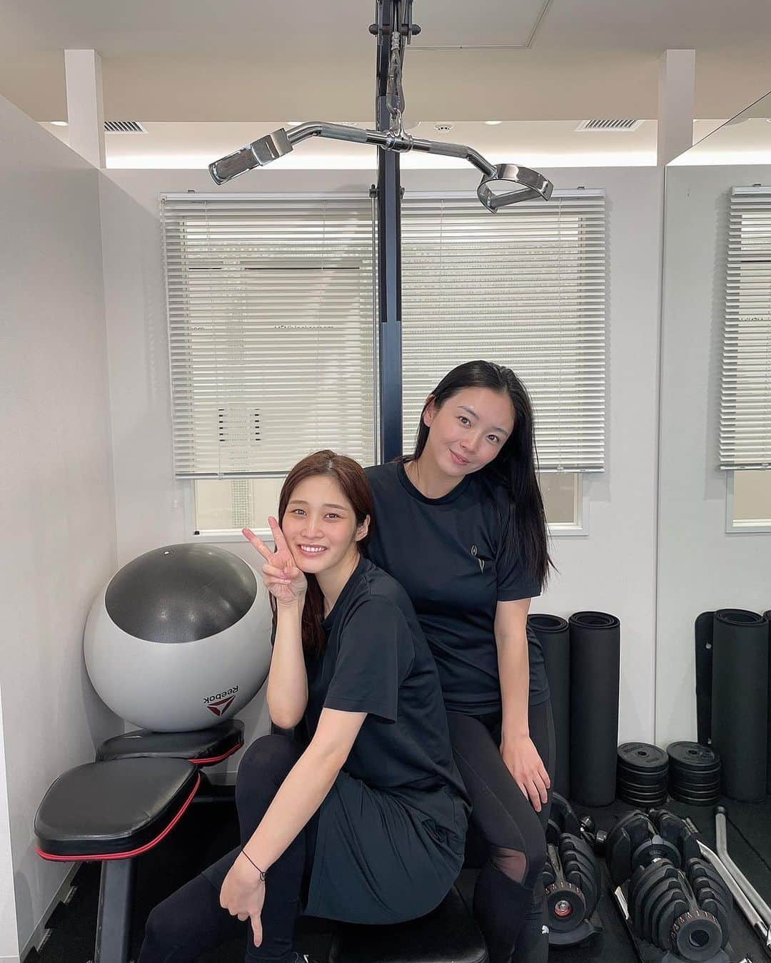 橘花凛さんのインスタグラム写真 - (橘花凛Instagram)「園ちゃん @miyakosono_official とトレーニングへ行ってきました☺️✨💕 自宅トレーニングも続けていたけど、やっぱりどうしてもお尻と背中の筋トレがうまく効かせられなくてお尻ぺったんこのままだからプロの力をかりよう🔥となりました！ 自分でできる宿題トレーニングも頂いたので今日から頑張ります🥰 今村先生 @lsp_ima ありがとうございました🙇‍♂️🌸 またよろしくお願い致します✨ 宿題トレーニングはストーリーに載っているのでぜひ観てね☺️」11月18日 18時05分 - rintakahashi0809