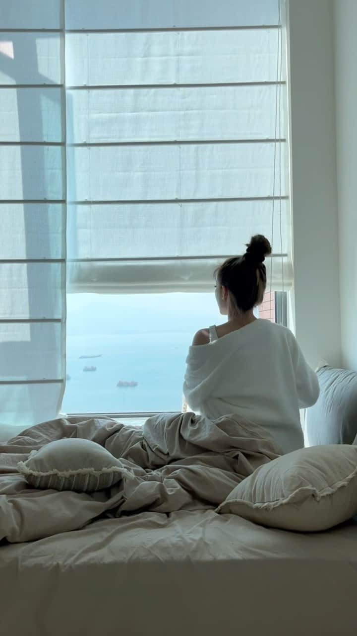 Giann Chanのインスタグラム：「Officially moved!   #Home #Hongkong #beigeaesthetic」