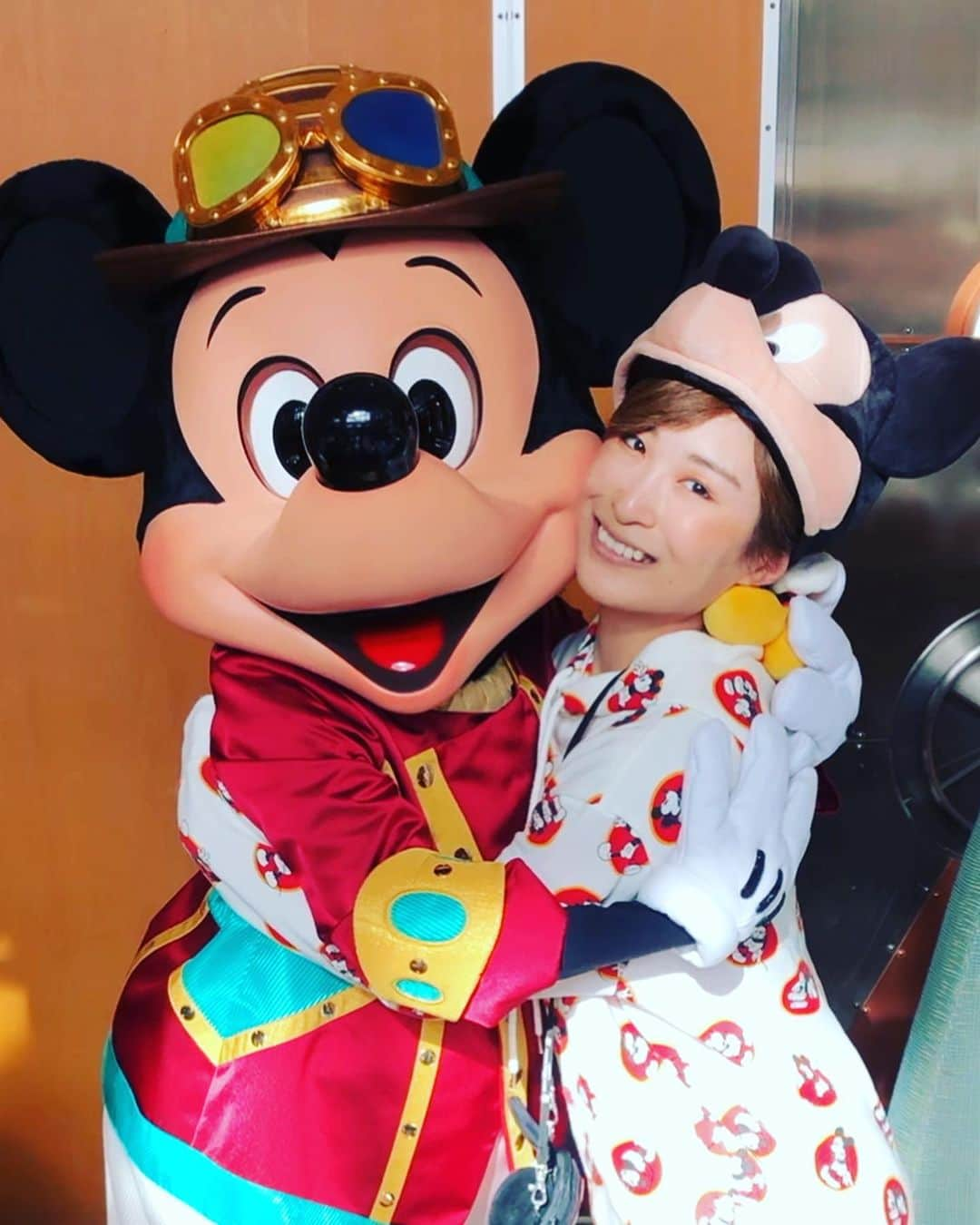 颯希有翔のインスタグラム：「🎂Happy bithday🎂 ❤️Mickey&Minnie❤️  いつも沢山の幸せをありがとうございます✨ これまでも、そしてこれからも 2人は永遠の憧れです🥺  #ミッキーマウス  #ミニーマウス  #お誕生日  #おめでとう 🎉 #大好きです 🥺 #ディズニー #ハグ 昔の写真達…幸せそう🥰 #颯希有翔  前みたいにハグしたりキスしてもらったり…そんな触れ合いが出来る世界に早くなりますように🥺」