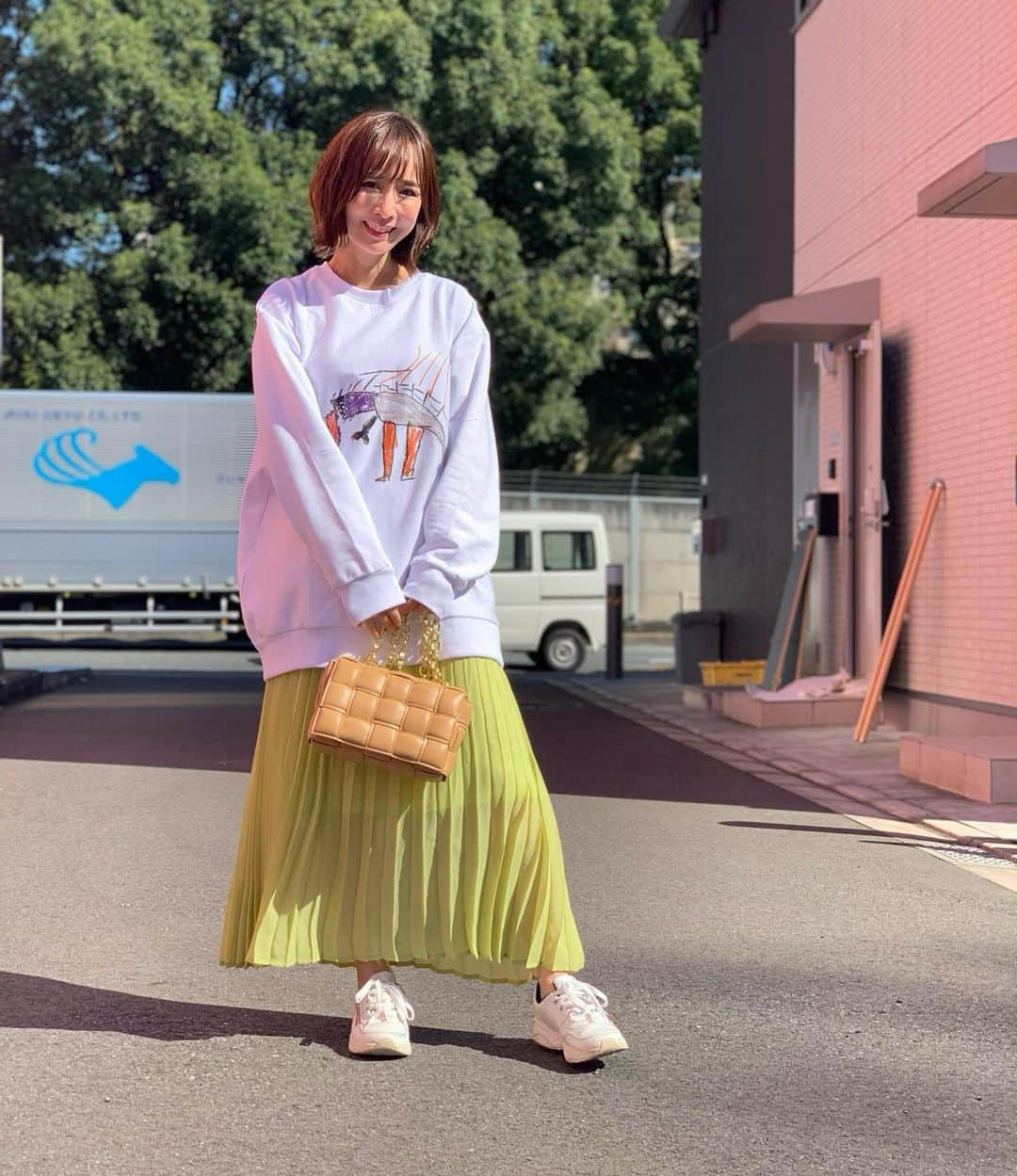 山川恵里佳さんのインスタグラム写真 - (山川恵里佳Instagram)「撮影衣装✨  お洋服とbag @mite__official  スニーカー ＠娘  娘に足のサイズ抜かれました👩 借りてます👟💚  #mite #成長ありがたい」11月18日 18時35分 - erika_3_official