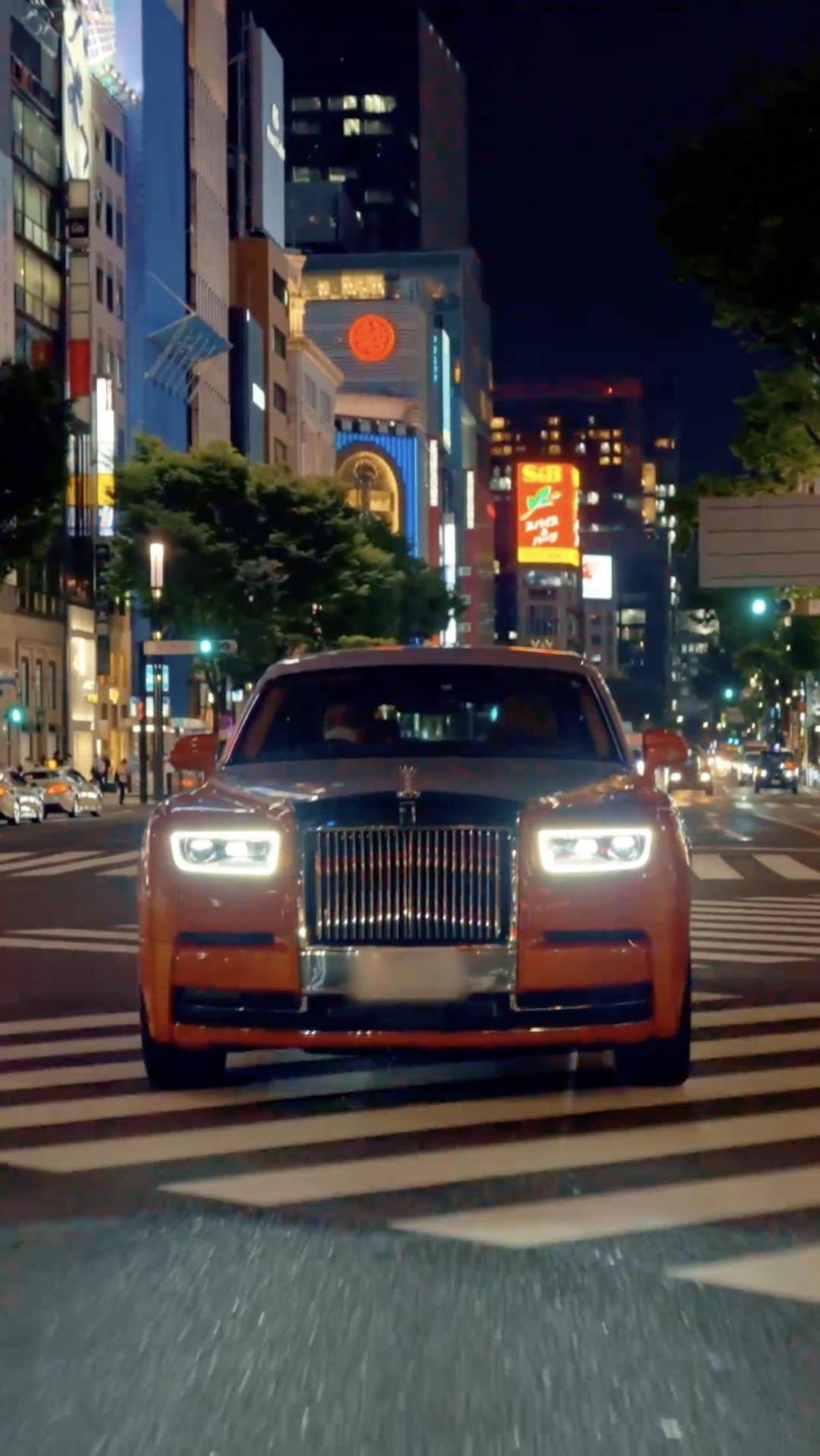 ロールス・ロイスのインスタグラム：「The Spirit of Rolls-Royce Episode 3: Tsujiko Yorikatsu and the Phantom  When leading game developer Tsujiko Yorikatsu commissioned his Phantom, he brought to life a dream shared by his father — to one day ride in a Rolls-Royce motor car.   In this episode of the #SpiritofRollsRoyce, Yorikatsu pays homage to the marque’s prevailing philosophy and inimitable #Bespoke craftmanship. Finished in a daring orange hue, his Phantom is an emblem of self-expression, and delivers a driving experience that transcends the ordinary.  Discover #RollsRoycePhantom; link in bio.  — NEDC (combined): CO2 emission: 345 g/km; Fuel consumption: 18.7 mpg / 15.1 l/100km. WLTP (combined): CO2 emission: 345-358 g/km; Fuel consumption: 17.99-18.71 mpg / 15.1-15.7 l/100km. Further information: www.rolls-roycemotorcars.com/en_GB/information/fb-dat-wltp.」