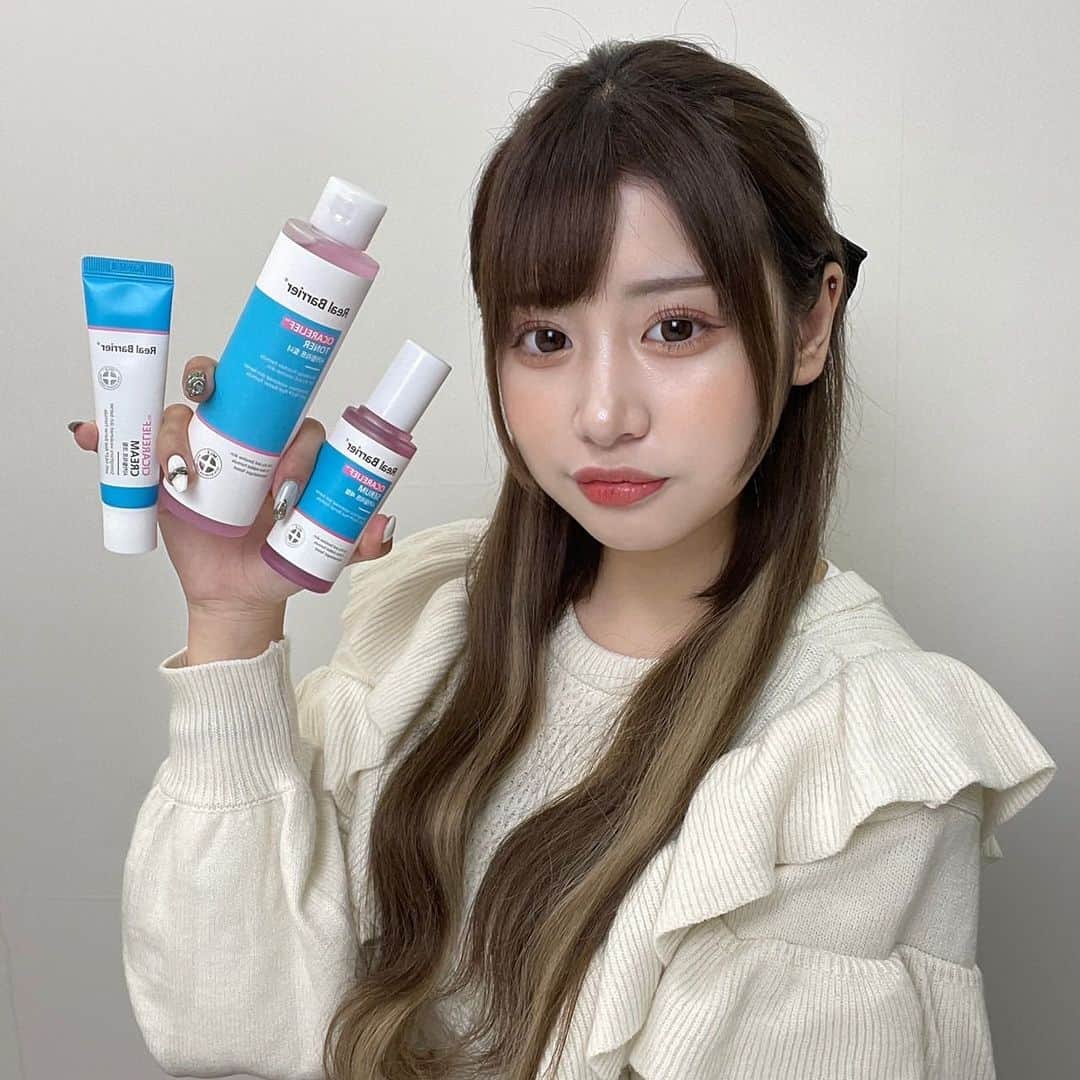 新塘真理さんのインスタグラム写真 - (新塘真理Instagram)「最近寒くなってきて乾燥が気になるから”Real Barrier”でスキンケアしてるよん！ 【CICARELIEF CREAM】は荒れているお肌を鎮静してくれる効果があって、お肌に長時間潤いをキールさせてくれるの！  これ塗ってから化粧ノリ良くなった気がする😊  【CICARELIEF Serum】は浸透力が高いのに、ベタつきのないさらさらなお肌にしてくれるの！真理はベタつきが苦手だからこれとってもお気に入り！ スポイト式になってるから便利だよね✨  【CICARELIEF Toner】は気になる赤みとかを鎮静してくれる。 今話題の”ツボクサエキス”が入ってるから乾燥肌・肌荒れをケアできる◎ 赤みが鎮静されて目立たなくなった👀  Qoo10のメガ割で今お得にゲットできるチャンスだからチェックしてみてねー！💕  #リアルバリア  #realbarrier  #保湿  #スキンケア #韓国コスメ #トナー #セラム #クリーム」11月18日 19時00分 - mari0121_