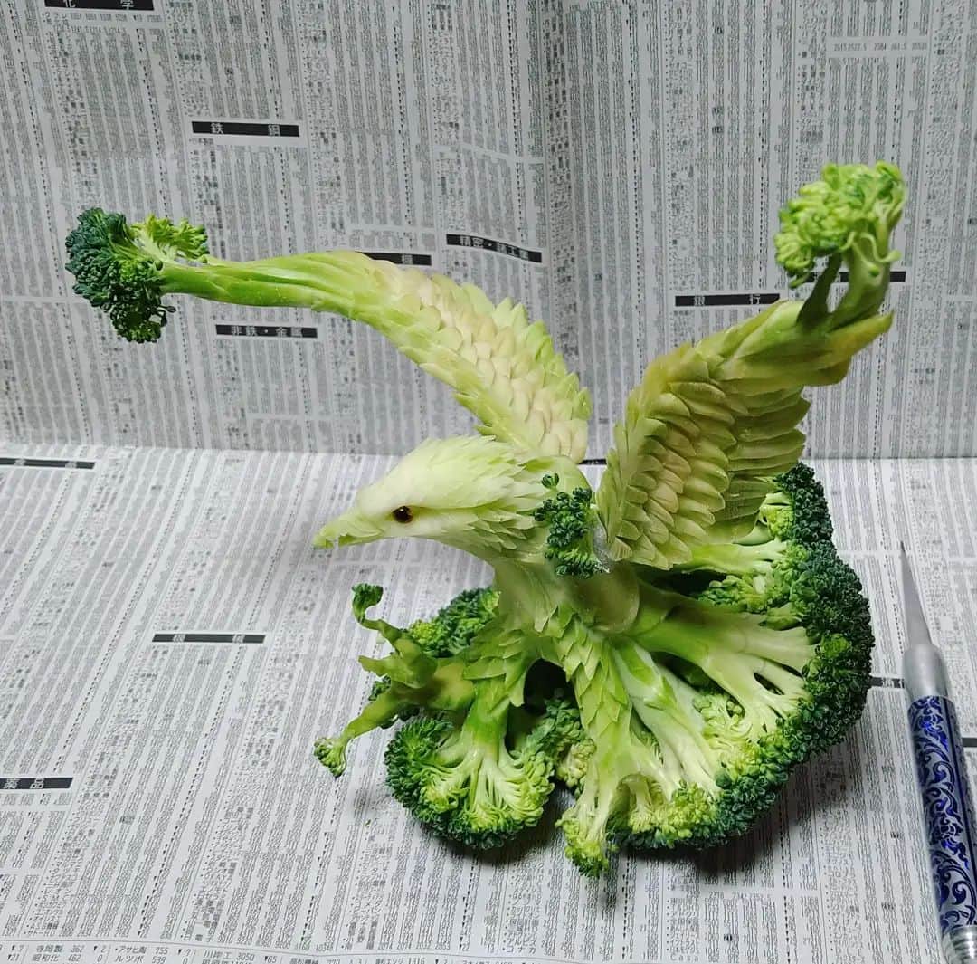 gakuさんのインスタグラム写真 - (gakuInstagram)「🥦🦅Broccoli　hawk 1ヶ月作品展の為に、ソープカービングばかりしていたから、久々に野菜です。  目は「あみぐるみアイ」使ってます。  #carving #vegetablecarving #vegetable #broccoli  #ベジタブルカービング #カービング #野菜アート #野菜彫刻 #野菜 #ブロッコリー#hawk」11月18日 18時58分 - gakugakugakugakugaku1