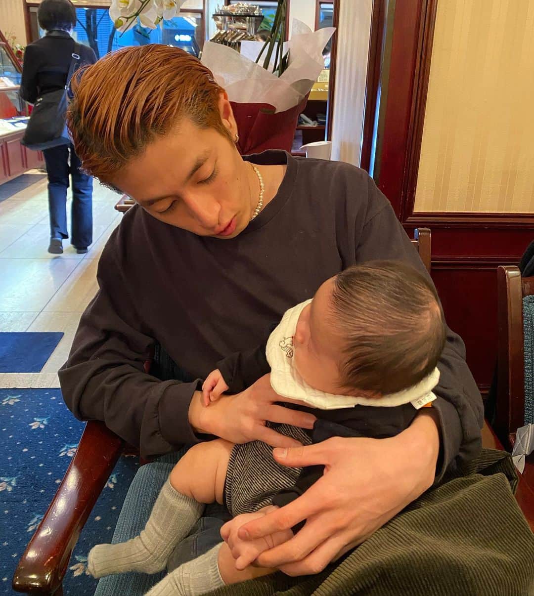 くぎけんのインスタグラム：「表参道のオープンカフェ #くぎけん #生後2ヶ月 #zorn #子供」