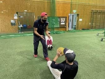 中崎雄太さんのインスタグラム写真 - (中崎雄太Instagram)「【⚾︎職場体験⚾︎】  先日、間々田中学校の生徒が職場体験にきてくれました！ 今行っているアカデミー(training Professional academy)の体験ということで一緒に練習をしたり、導入しているトラックマンで測定し分析したりしました。  野球経験者が多かったので投げ方や捕り方などの基礎から バッティングなどの技術的な部分まで時間が許す限りみっちり指導を行いました✨  中学生になると考えて行動し、実行するのでこちらも勉強になりました！  野球教室は今後も開催していくので 次回の報告をお楽しみに〜👋  □■□■□■□■□■□■□■□■□■□■□■□ \野球教室は随時募集しております/ 〜ご相談・お問合わせ・お申込はこちらまで↓↓〜  https://ssl.form-mailer.jp/fms/7c4fc0ab698759  #感染対策は万全 #コロナに負けるな #間々田中学校 #エイジェック男子野球部 #エイジェック女子野球部 #中崎雄太 #TPA (Training Professional Academy)」11月18日 19時16分 - y.nakazaki46