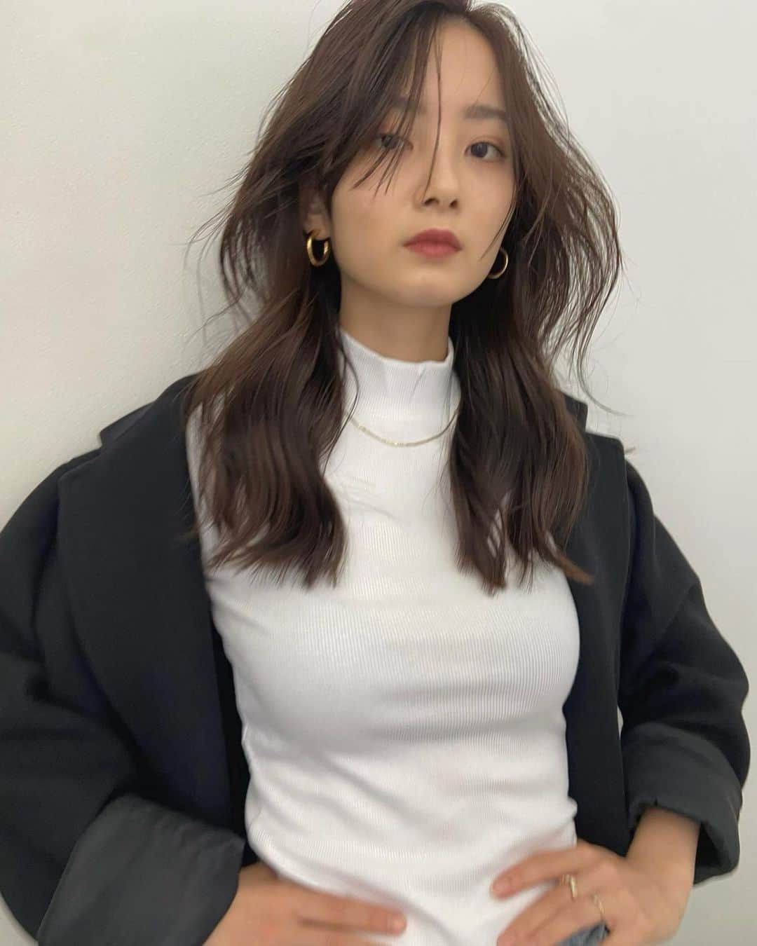 青山舞莉のインスタグラム：「Winter brown × Face layer  上品で色っぽいお顔周り #フェイスレイヤーカット  カラーはブリーチ無しで叶う Winter brown❄︎  冬のファッションに映える 透明感たっぷりの上品艶カラー  ※地毛の方は『ダブルケアカラー』 でのご予約がオススメです❤︎」