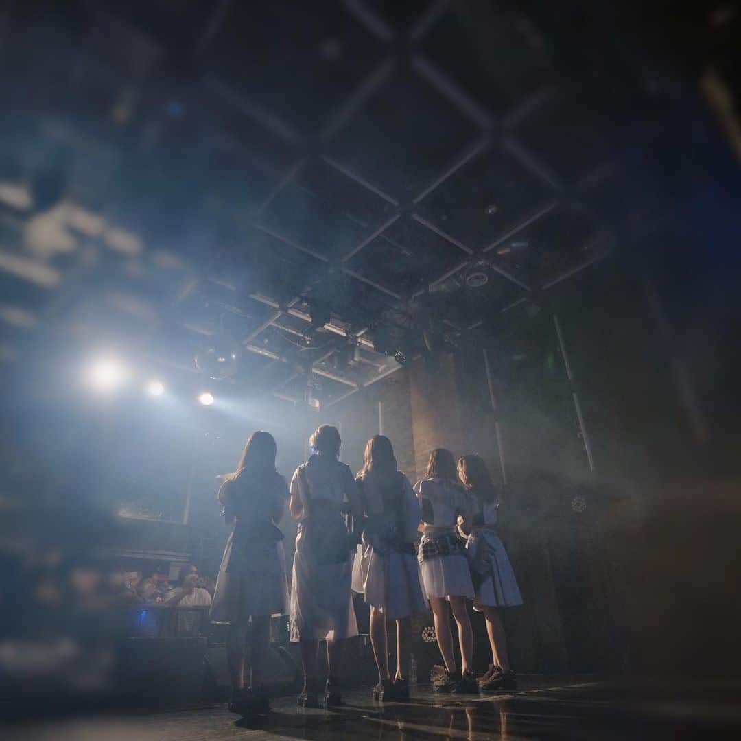 横⼭花奈のインスタグラム：「⁡ ⁡ 2021.11.13 プラスワン-The Final Live- お越しいただきありがとうございました。 ⁡ 女子高生ミスコンがきっかけで、 今の事務所に声をかけていただき恋するフリークのオリジナルメンバーとしてデビューしました。 当時はアイドルらしくないギャルが入ってきたともダンスの先生に言われたし、誰もが一番最初に辞めるだろうて思ってたと思います(笑) 私も当時は若くて何にも考えてないような人間で 正直アイドルなんて、、て思ってる自分がいました。 最初なんて自分の事を推して言ってくれる人なんてもちろんいなかったし、 チェキ撮らない日だってありました。 集客がない日だってありました。 けどそんな私が今ではグループのリーダーになって引っ張っていく立場になり...。 未熟者だった私を本気にさせてくれたのは色んなステージ立って色んなアイドルさんをみて、そして何よりファンの皆さんに出会えたからです。 本当に出会ってくれてありがとう。 もちろん楽しいことばかり時になかったけど悔し涙した日も無駄じゃなかったて思えます。 大事に一緒に成長してきた楽曲たちはもう花を咲かせることはありませんがきっと皆さんの胸で咲き続けるんだと信じています。 共に活動してきたメンバー、スタッフ、ファンの皆様に出会えたこと心より感謝しています。 そして約1年でしたがこの5人で誰一人かけることなく活動出来たこと誇りに思います。 私の居場所は間違いなく恋するフリーク、koifuri、プラスワンでした。 この活動を通したからこそ第二の人生を歩む事ができます。 約5年半沢山の声援をありがとうございました。 どうか、忘れないでね。」
