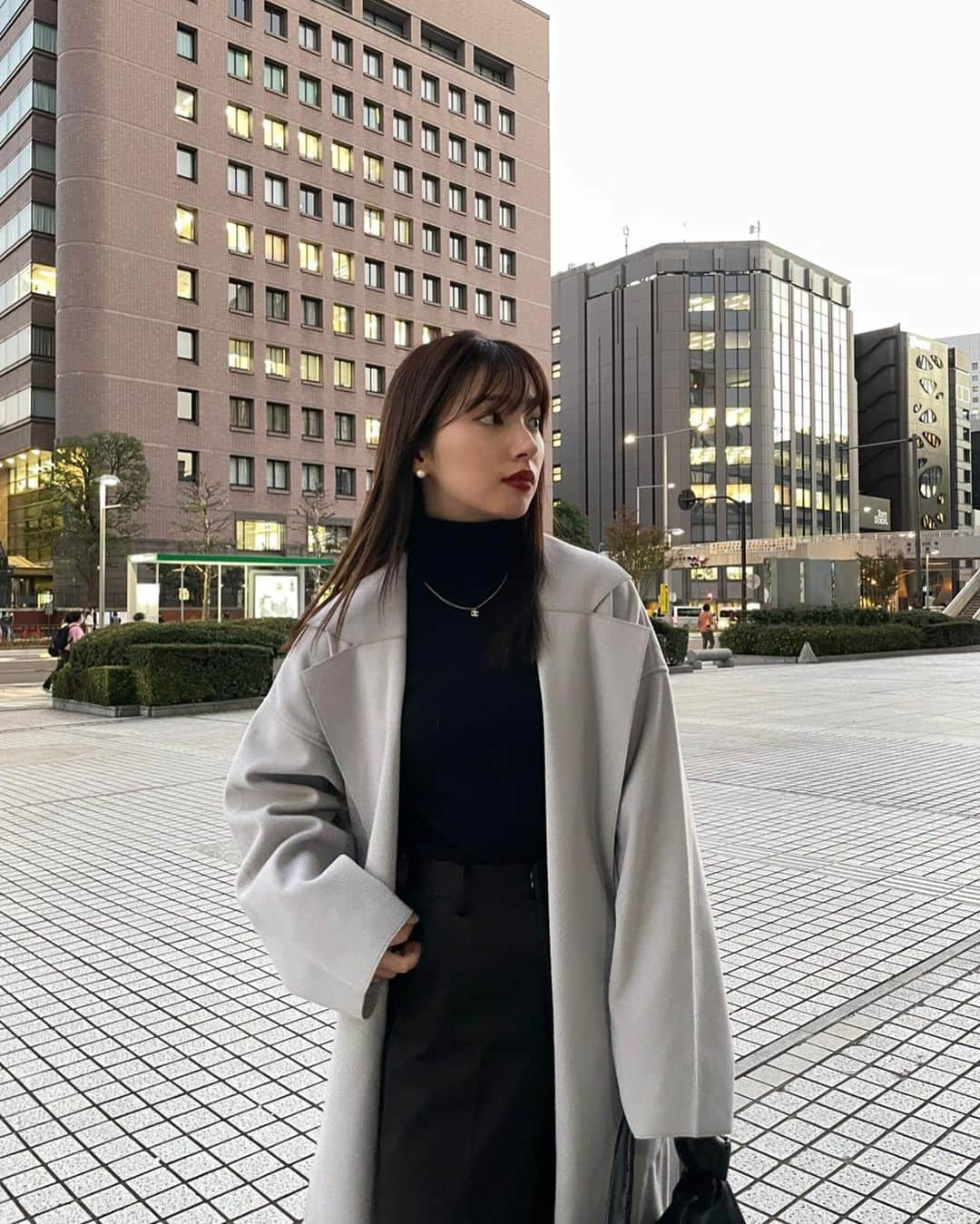 谷川菜奈さんのインスタグラム写真 - (谷川菜奈Instagram)「153cmコーデ🍂  久々にグレーアウター☺︎ 綺麗めに着れて可愛いっ 軽くて着心地も👌🏻 Sサイズ/グレーを着てるよ✨  @fifth_store サイトリニューアルしてみやすくなってたよ✨ #fifth#fifthtl#低身長コーデ #フィフス#フィフスタイル #サイドスリットライトガウンコート」11月18日 19時45分 - pechi.130