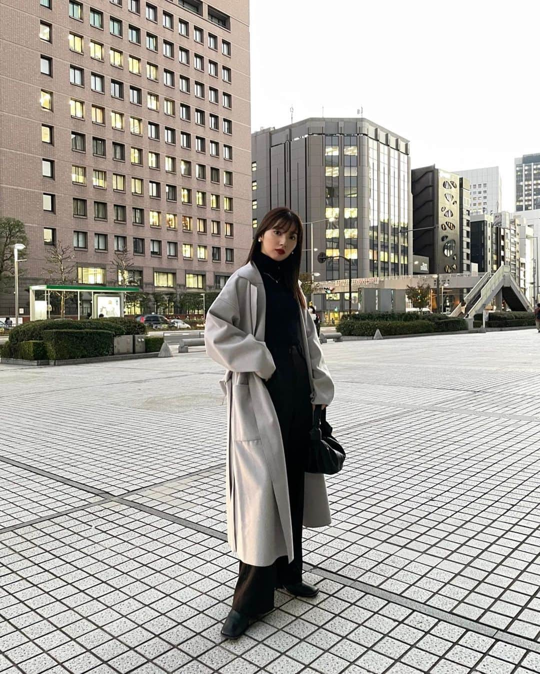 谷川菜奈さんのインスタグラム写真 - (谷川菜奈Instagram)「153cmコーデ🍂  久々にグレーアウター☺︎ 綺麗めに着れて可愛いっ 軽くて着心地も👌🏻 Sサイズ/グレーを着てるよ✨  @fifth_store サイトリニューアルしてみやすくなってたよ✨ #fifth#fifthtl#低身長コーデ #フィフス#フィフスタイル #サイドスリットライトガウンコート」11月18日 19時45分 - pechi.130