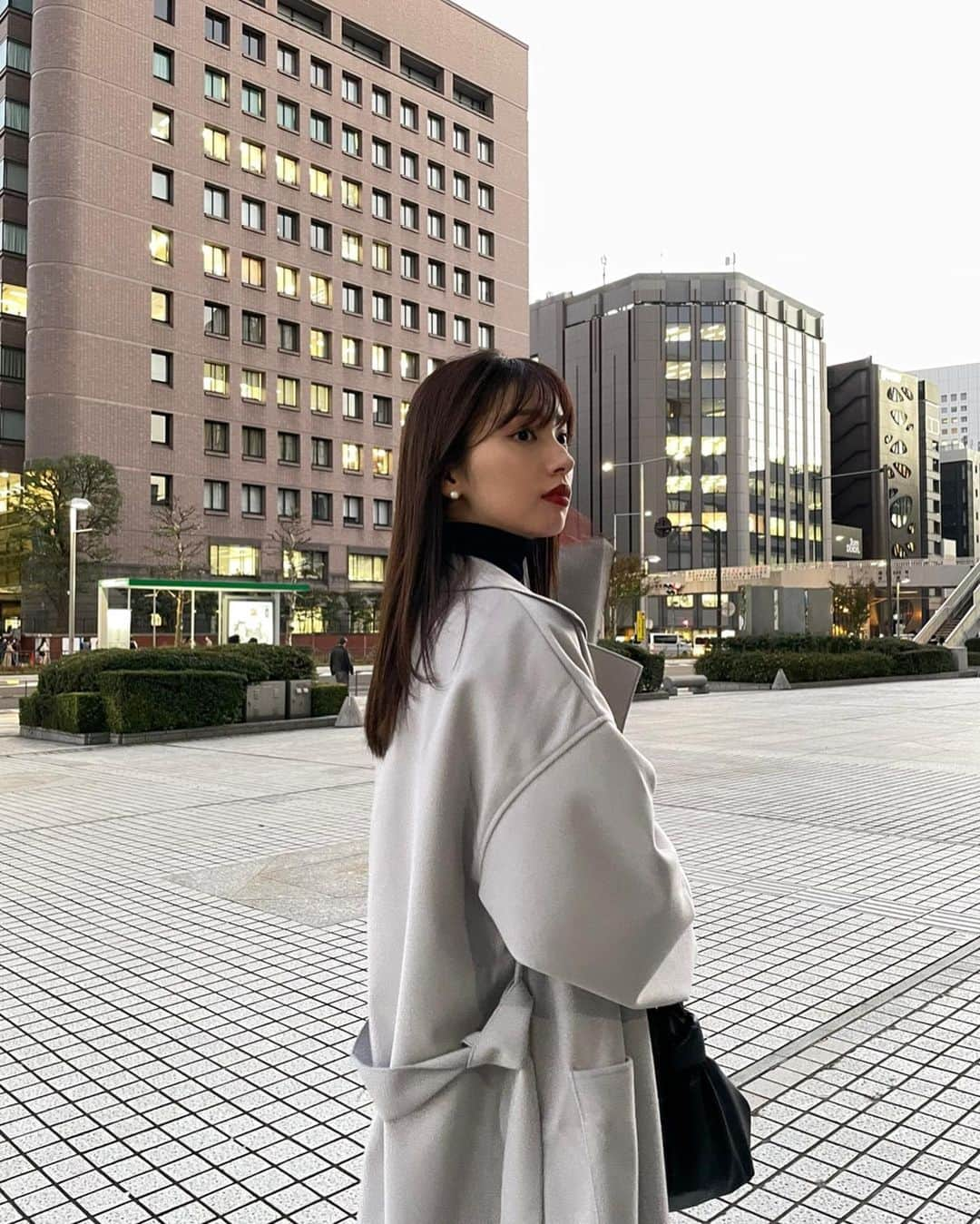 谷川菜奈さんのインスタグラム写真 - (谷川菜奈Instagram)「153cmコーデ🍂  久々にグレーアウター☺︎ 綺麗めに着れて可愛いっ 軽くて着心地も👌🏻 Sサイズ/グレーを着てるよ✨  @fifth_store サイトリニューアルしてみやすくなってたよ✨ #fifth#fifthtl#低身長コーデ #フィフス#フィフスタイル #サイドスリットライトガウンコート」11月18日 19時45分 - pechi.130