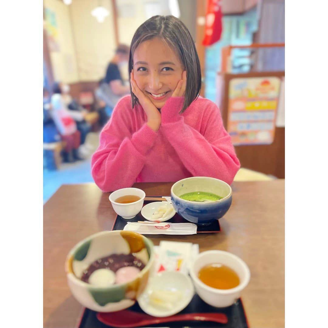 近藤夏子さんのインスタグラム写真 - (近藤夏子Instagram)「.   ずーーっと食べてます🤤❤️  とんでもない種類のお刺身が乗った海鮮丼  お抹茶に紅白のお餅が入っているぜんざい  #食い倒れツアー」11月18日 19時46分 - kondokako0804