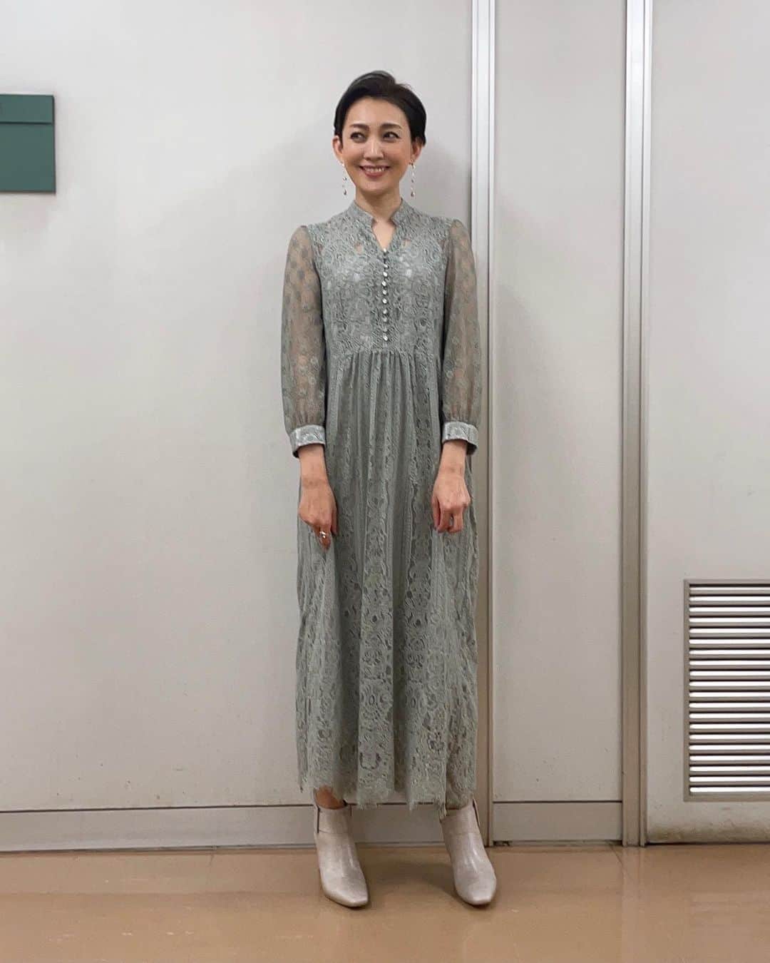 のインスタグラム：「今日の「あさイチ」の衣装 とっても素敵でした。  ワンピース　@smeralda_official_  靴 @dianashoespress  3枚目 イヤリング　@haku_fleur  4枚目 リング @avatejp  #styling  #菊地文子  #hairmake  #根津しずえ」